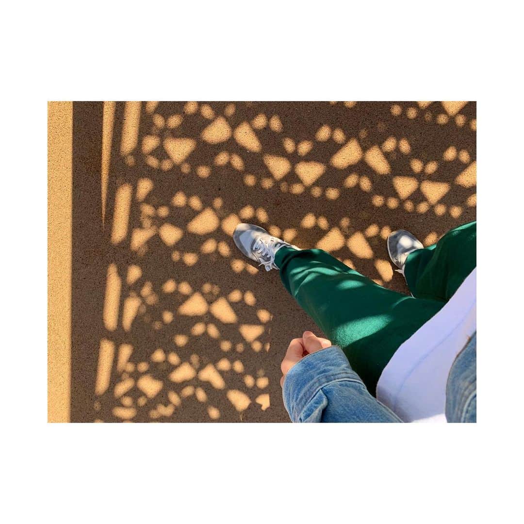 三倉茉奈さんのインスタグラム写真 - (三倉茉奈Instagram)「ぽかぽか。公園日和☺︎ 桜も咲き始めててお花見してる人もたくさん #sunday #sunnyday #cherryblossom」3月19日 12時08分 - mana_mikura_official