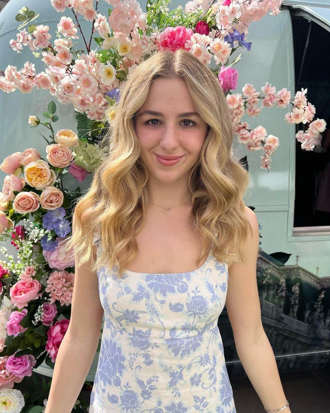 クロエ・ルーカジアックさんのインスタグラム写真 - (クロエ・ルーカジアックInstagram)「Had an amazing time at the Marie Antoinette pop up today! Stop by the 3rd Street Promenade in Santa Monica, CA from 12pm - 8pm PT tomorrow & enjoy complimentary hair and makeup styling. And stream Marie Antoinette on PBS Sundays beginning March 19th! #MarieAntoinettePBS #Ad」3月19日 12時26分 - chloelukasiak