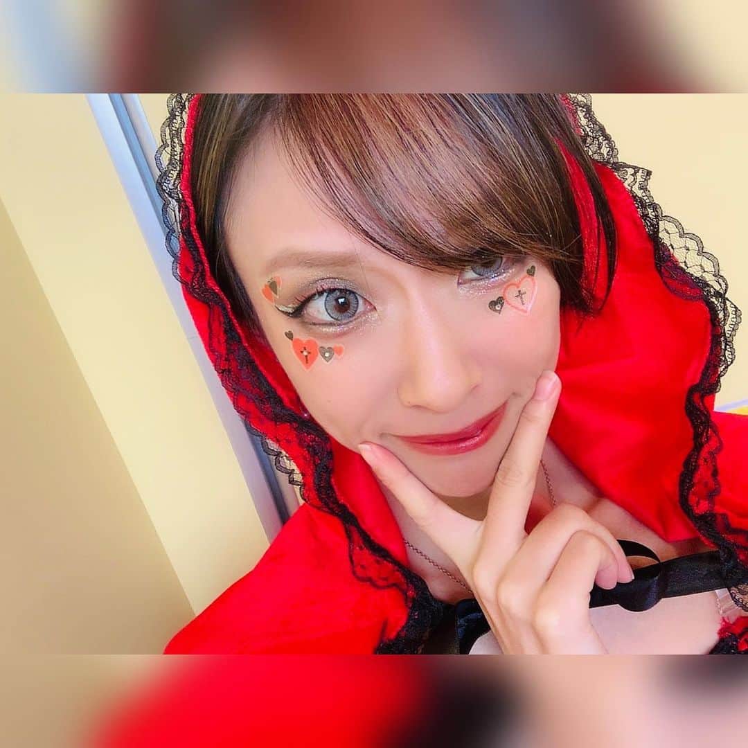 ICCHANのインスタグラム：「. こんな感じのメイクでした(p0👄0)q . カスタムカーイベントのMCをさせて頂いたからか、車関連のMCをさせて頂くことが増えてきてるなぁという今日この頃です✨ 写真はN.S.D杯の時のですが、1月に東京ビッグサイトで行われたオートモーティブワールドもお車関連で携わらせて頂きました🚗³₃ . STマイクロエレクトロニクス様にて、 車内用モニターにも使用可能な半導体のご紹介とAI機能が搭載された車輌状態等を感知できるチップの実際のデモンストレーション等行いました(*^^*) . . 毎回現場ごとに知らない世界を知れるのがとっても楽しく嬉しいです✨ . . 今年もカスタムカーイベントがあったり沢山楽しみだなぁ✨ .」