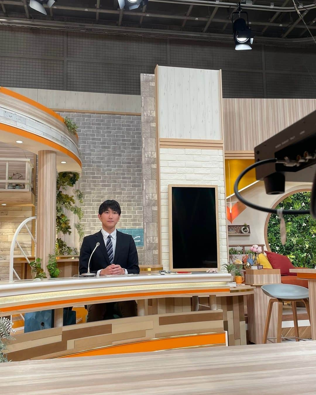 CBCテレビ アナウンス部さんのインスタグラム写真 - (CBCテレビ アナウンス部Instagram)「『普段は会社を飛び出して東海3県を取材する機会が多いですが、今日は内勤、お昼のTVニュースを担当しました！また近々にも！』と #松本道弥アナ 🎙  #cbc #アナウンサー #ニュース」3月19日 12時42分 - cbc.announcer