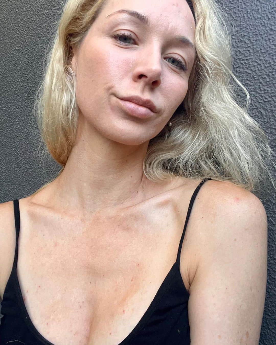 エミリー・スコットのインスタグラム：「ILY  Saw this on my way home, and it sparked a need to post something personal   Recently I've been diagnosed with CPTSD, and then last week, I found out from a health professional that I am experiencing  Bipolar Il and meds are needed. If you've wondered what this is like... I have super big feels, they are mid to high and low. It’s helpful to speak to a therapist. Before, I believed it was a fault that I could fix alone. But, together we heal. If this helps a person feels less alone with their process through trauma, mental health, and awareness.. it's worth it 💚」
