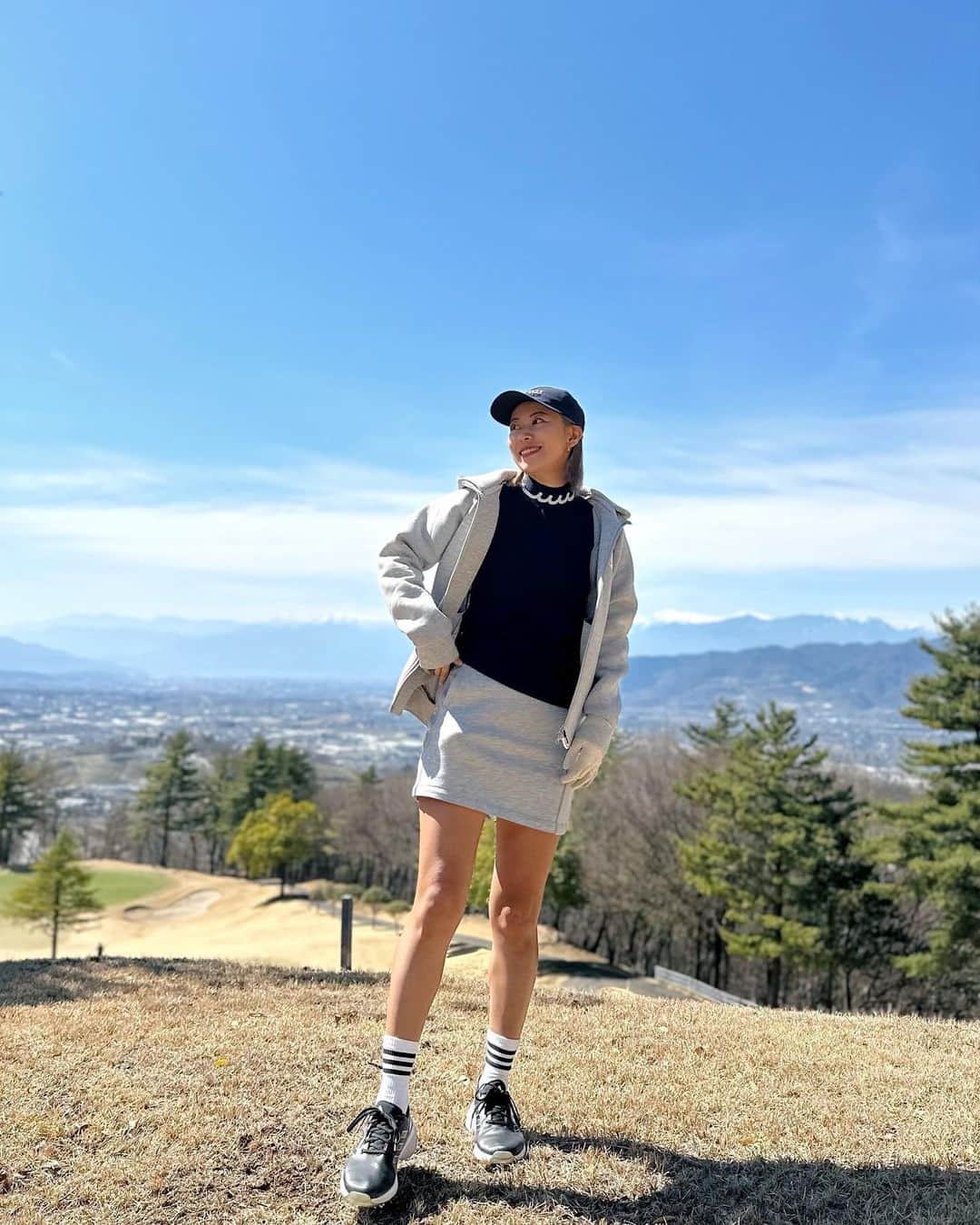 平野杏梨のインスタグラム：「@muta__official  のセットアップ、動きやすいしスタイル良く見える🤍  ネイビーとグレーは王道でおしゃれに見えると勝手に思っております🥹👑💙  4枚目のウッドティーショットはギリ谷に落ちるし、5枚目のドライバーティーショット打ったあとヨロヨロし過ぎてポンコツ感強いので是非見てください。w」