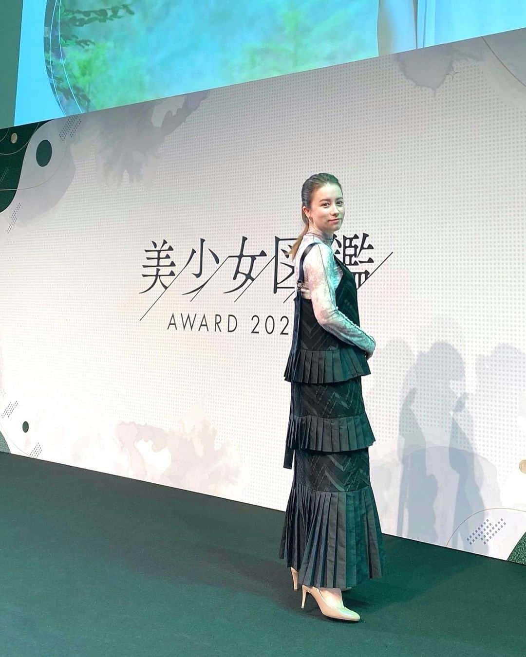ドーキンズ英里奈のインスタグラム：「美少女図鑑AWARD 2023  応援ゲストでニッチェの2人が登場 おふたりとは、10年くらい前に オールスター感謝祭で隣の席で出演させて頂き とても印象に残っていたのですが  その時のことを覚えていてくださってて 嬉しかったです🥹  今年もまた 夢に向かって一歩を踏み出した 沢山の女の子たちの姿に 自分も頑張るぞと力をもらった会でした🙇‍♀️  エントリーしたみなさま 半年間お疲れ様でした！  各賞を受賞されたみなさま おめでとうございます㊗️  #美少女図鑑 #美少女図鑑アワード2023 #美少女図鑑award #baybee #mu_accessory」