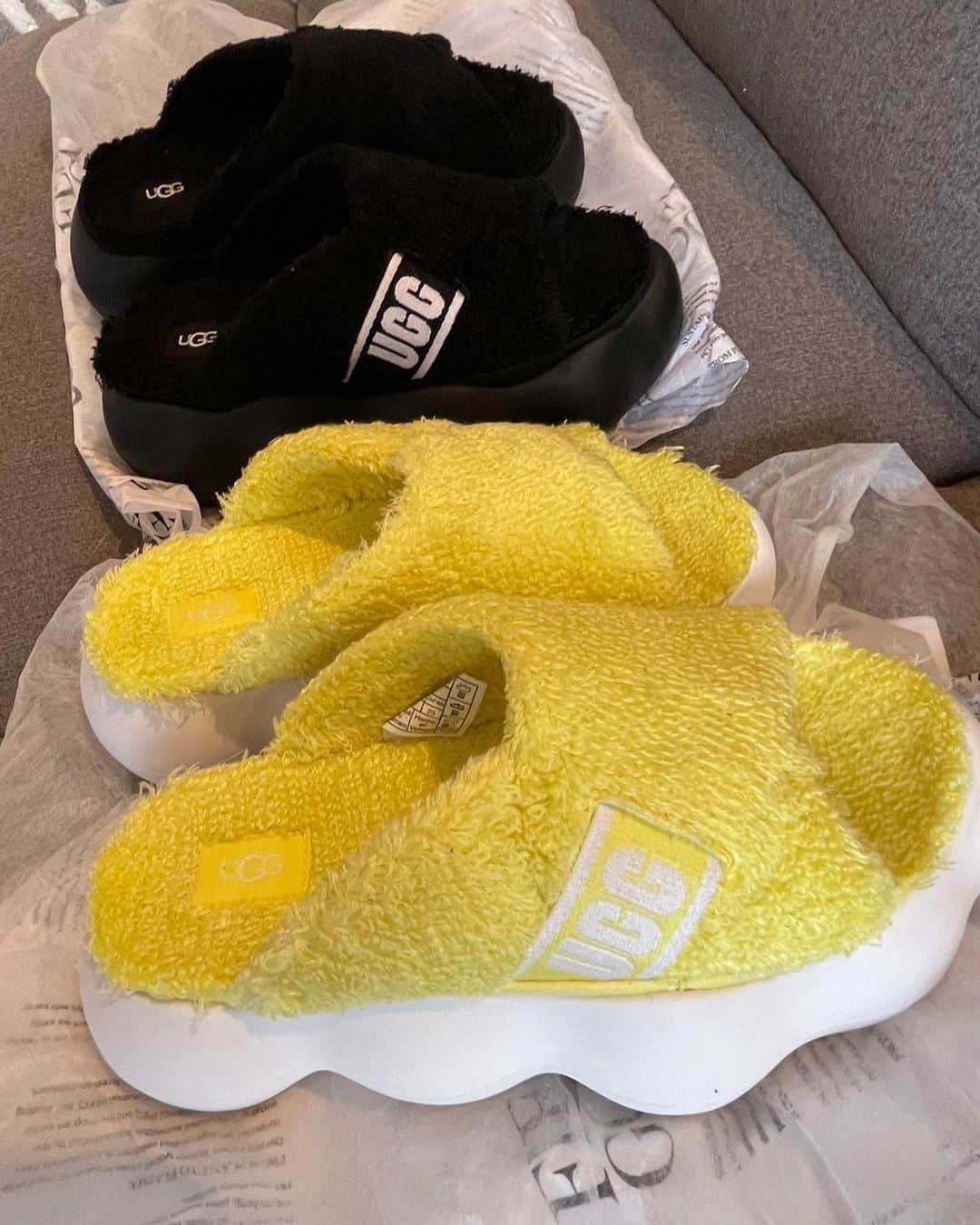 のインスタグラム：「新作をつい買ってしまった😂✨💦 そして二色買い😆  @ugg @uggjapan https://www.ugg.com/jp/  ソールが可愛すぎても〜〜〜〜衝動Rock On⚡️😍❣️  あまりのUGGラ〜っぷりにプレゼント して頂きました〜〜〜🙌😭🙌 このシューズで大太鼓のお稽古を🔥👊  きっと去年のUGG JAPANの客単価TOP10に 入ってるんじゃなかろうか😂💦  経理になんでそんなに沢山、おんなじメーカーの 靴ばっかり買うんですか‼️😤✋  と怒られまくりですが😓  47都道府県＋島ツアーにUGGは必需品なのです❤️‍🔥👋😜❤️‍🔥  ちなみに  長崎は今いちばん 五島も含めてプライベートで練り歩きたい 街です✨💖  おしゃれに素敵に再び生まれ変わってる 出島なんてもう、後ろ髪引かれまくりです😭✨💓  ていうか東京戻らずにいれば 良かったぁ〜〜〜💦💦  でもお着物デザイナー斉藤上太郎先生の新作コレクション 〜夢幻〜には行けたけど✨😍✨ （その件はまた追ってレポするね❣️上太郎先生ほんと天才‼️🌟🙌）  https://youtube.com/watch?v=DVCi2XJFsiQ&feature=share   https://instagram.com/saitojotaro?igshid=YmMyMTA2M2Y=  https://instagram.com/jotaro_saito_ginzasix?igshid=YmMyMTA2M2Y=  https://instagram.com/jotarosaitocafe?igshid=YmMyMTA2M2Y=  @saitojotaro @jotaro_saito_ginzasix  @jotarosaitocafe  @jotarosaito_composition   本当に素晴らしかったぁ✨  けど長崎も歩きたかったぁ😭  21世紀にもなってパーマン2号みたいな もう一つ体作れないんだろうか😭  必ずや、お仕事＋長いプライベートで 来るから🔥👊😾👊🔥」