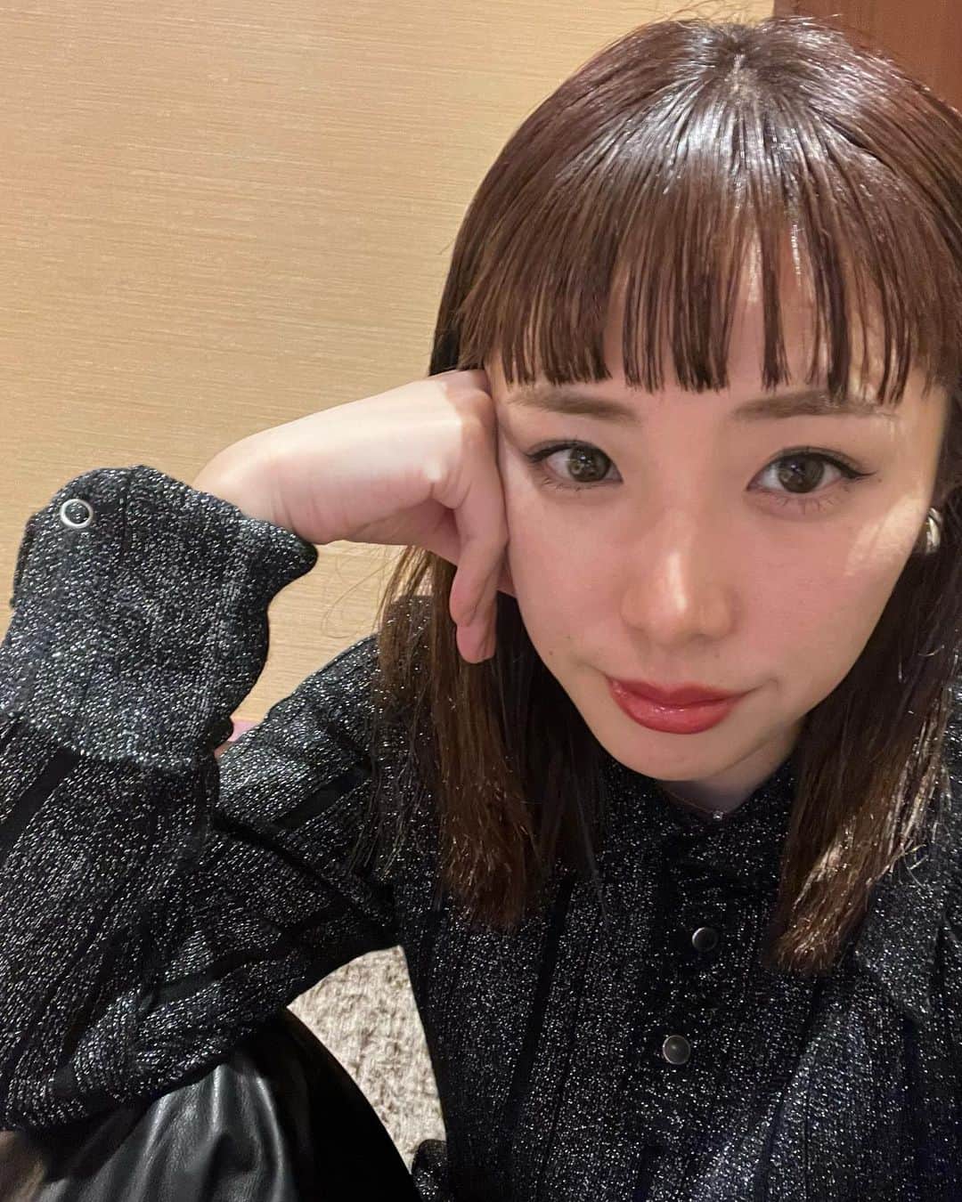 のインスタグラム：「前髪を作りました✂︎ どんどん短くしていく予定なので、道中楽しみたいと思っております。 久しぶりのイメチェンは心の軽やかさとすっきりと人に会う時の恥ずかしさが出てきております。  髪の毛を切って 気持ちもだいぶさっぱりして 髪の毛での運だとかなんだをネットで調べ、常に髪の毛を綺麗でいなければいけないのですね...となり こんな乾燥した強い毛を持つ人間を見たことないので、どうすればいいのかと悩んでいたところ、最近巷で流行っている自宅でできるヘアケア用の何かを使わないと美容室手前辺りは爆発するので導入したけど、髪の毛爆発する人は絶対使うべきと使って知りました。  あと、私みたいな髪質の人はヘアミルクも必要なんだとここ数年で知り、新しいヘアミルクもめっちゃよかったです。  私は元気です！」