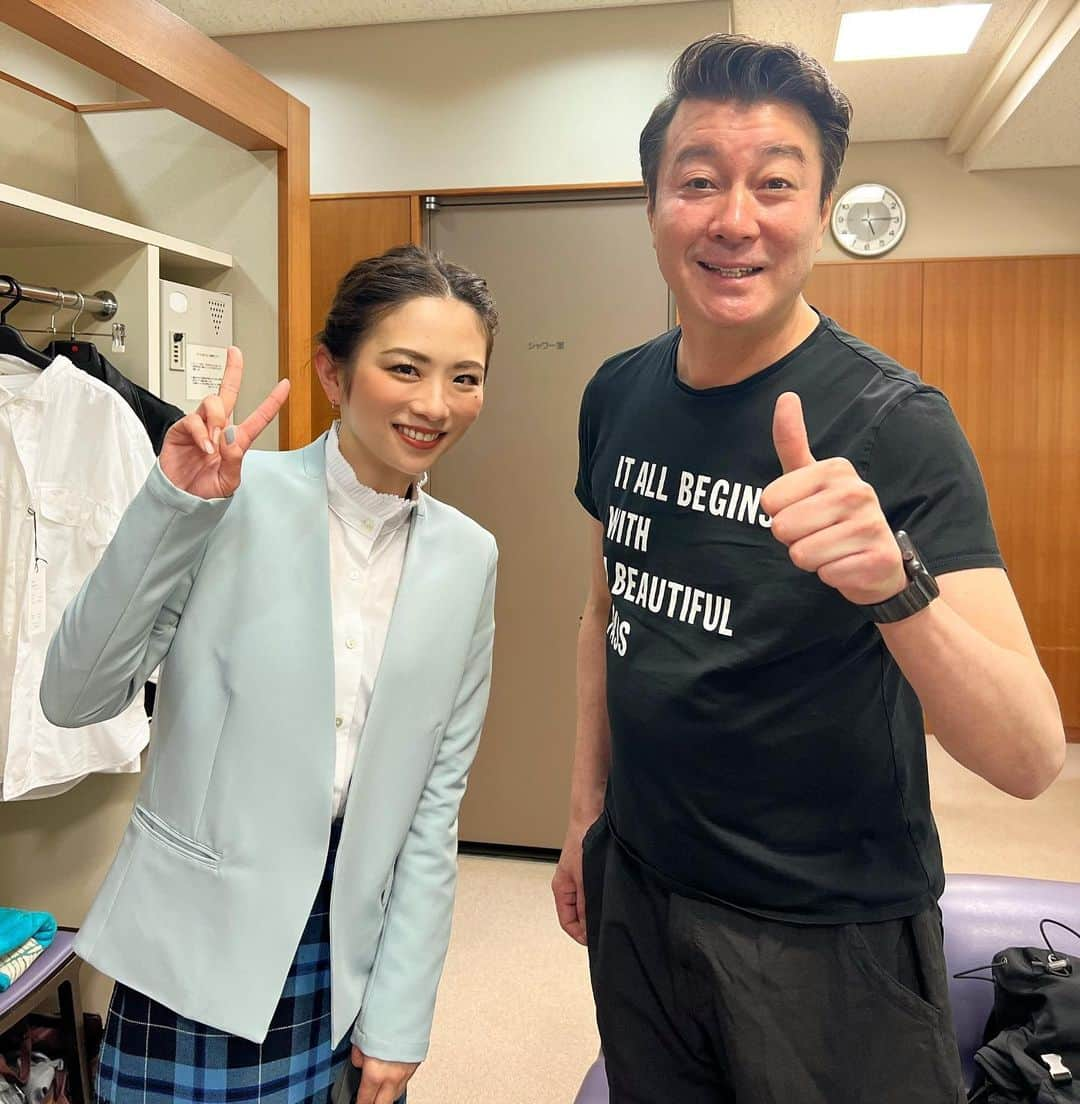 藤田志穂のインスタグラム：「昨日は 特別番組TBS「まさかの一丁目一番地」を見ましたー🙌と沢山のDM 有り難うございました☺️ ・ メイクやファッションが変わったとしても、ギャルはやっぱり好きだし、夏になるとついつい小麦肌になりたくて焼いてしまう😂 ・ 最近は ギャル関係の取材なども続いていたので「ギャル文化復活か？」と勝手にワクワク楽しみにしています💙 ・　 司会の加藤さんには、スッキリでノギャルの時にも何度か特集してもらったり、一昨年はうまいもん甲子園の密着も放送してもらったり。。。 ・ 覚えて下さっていて嬉しかったです☺️🙏✨ ・ 久々に髪の毛もキレイにセットしてもらい、気分も上がりました💇‍♀️ ・ @natsuki_laidback 素敵にセットしてくれて有り難う💙 ・ 息子は 👦「何で母ちゃんボクの事呼んでくれなかったんだよー！」 👦「ボクもテレビでお喋りしたかったー！」と怒ってた🤣 ・ #TBS #まさかの一丁目一番地  #有り難うございました 🙏」