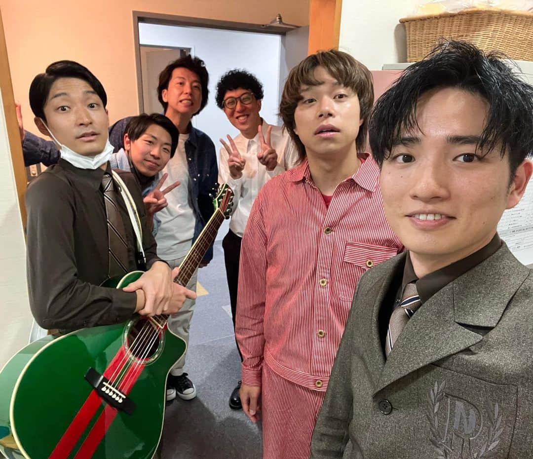 のインスタグラム：「ある日の関テレ。 別番組でたまたま芸人がいっぱいおってなぜかみんな僕らの楽屋に来てくれました。尊い。」