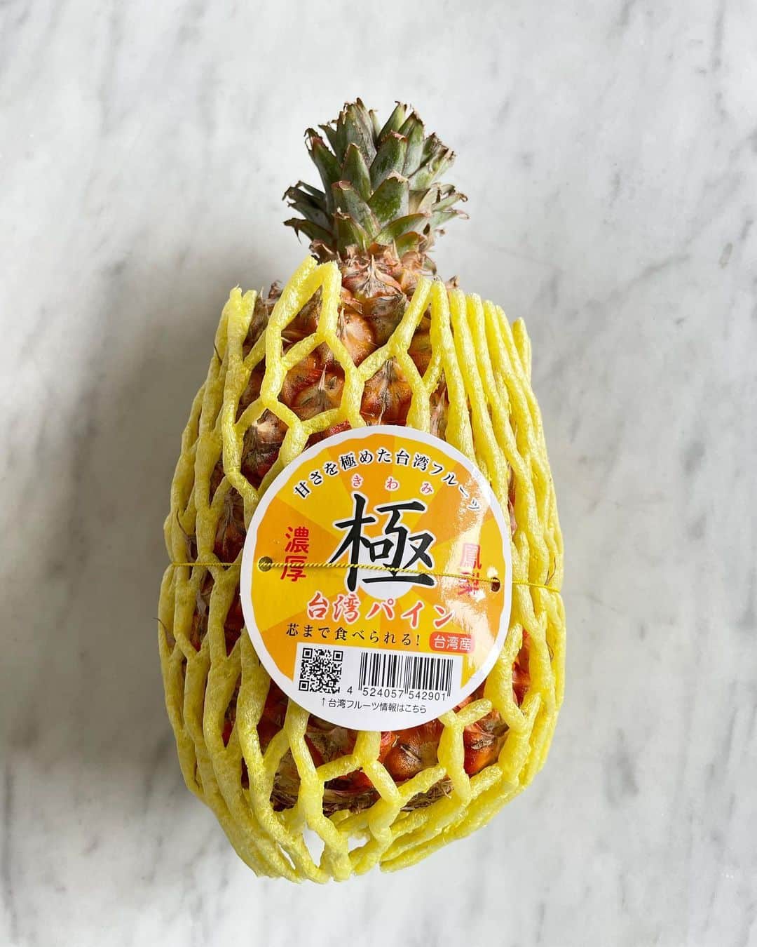 内田真美さんのインスタグラム写真 - (内田真美Instagram)「. 大好きな台湾産果物の旬に入ってきました。 まずは行くと必ず頂戴するパイナップル。台湾産のパイナップルは芯まで甘い種類。この芯の部分がサクサクとした食感で甘く且つ酵素がたくさん含まれている部分でここが特に好物。(満腹の消化の手助けに最適です！) 実の部分は果汁たっぷりで酸味は軽く甘さが強い種でピリピリとしにくいので思っているよりもたっぷりと頂戴できます。他にも魅力的な果物が多いですが、台湾のパイナップルは種類が多く市場や果物専門店でカットしてもらい、ホテルの冷蔵庫で冷やして頂くのは楽しみのひとつです。 それと蜜棗。もうすぐ旬の終いになりますが、都内で見かけたので久々に。蜜棗も旬の時季に行けたら必ず食します。瑞々しくサクッとした食感に淡い爽やか風味と甘さ。いつもは果物専門店で切ってもらって、公園での休憩に摘んだりホテルでゆっくりと頂きます。 この時季近くでパイナップルは見かけるようになりましたし、台湾へ行ける日を夢見てひとまず頂きます。」3月19日 13時37分 - _mamiuchida_