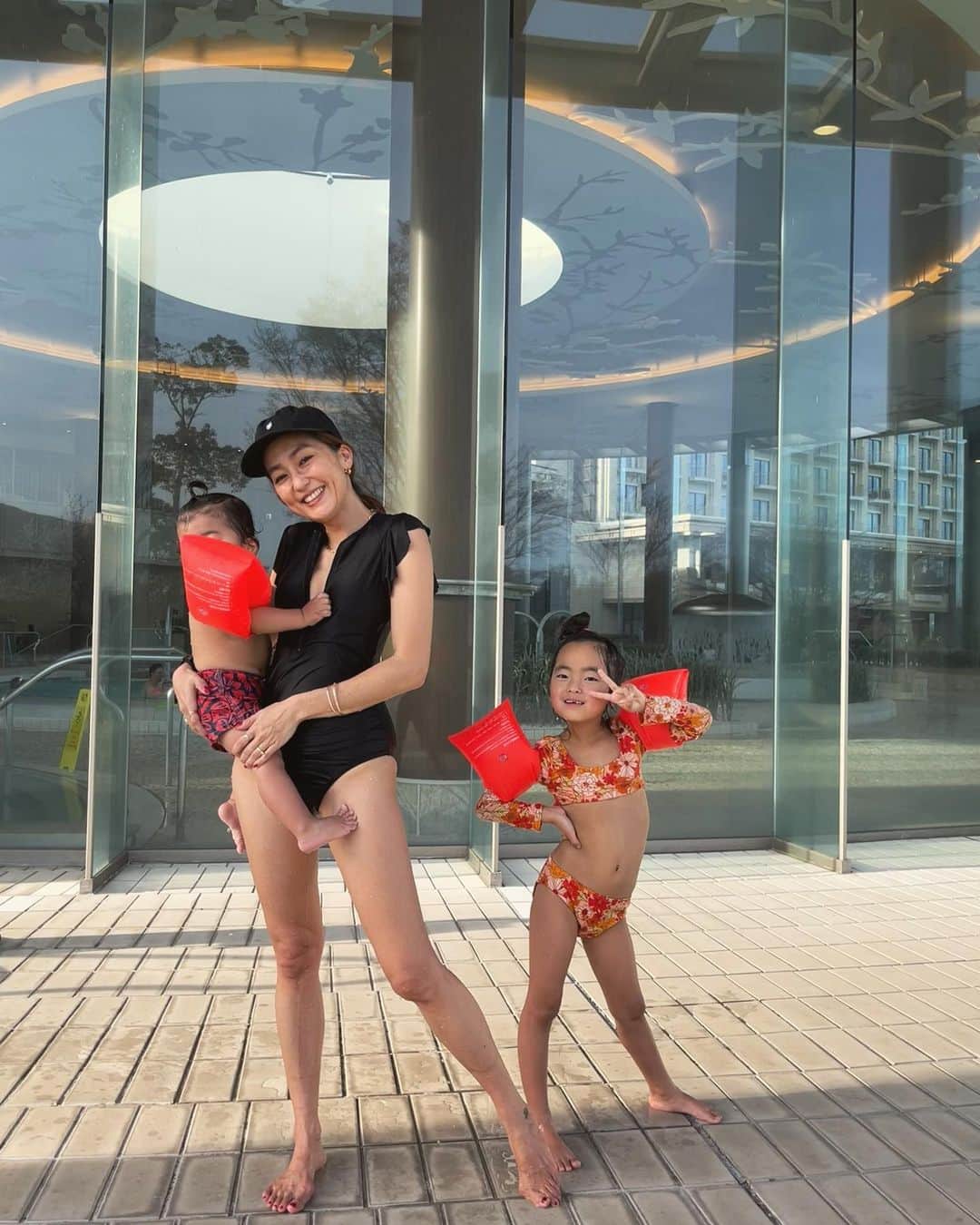 堀舞紀のインスタグラム：「🏊🏽‍♀️🏊🏽‍♀️🏊🏽‍♀️…  プール三昧！！！ 3人分の荷物も あったかい季節だと ほぼ水着🤗  子供達が みて！ みて！ って少しずつ出来る事が 増えていくのが可愛くて💕  私は付き添いで浮かんでるだけだけど 泳げないから🙄それが 楽しいんだよね…  地味、、、  っていつも言われるけど😂  自分が楽しいならそれでいいよねぇ。  2人が笑ってる姿見るのが 私のシアワセなのや。  今年もプール三昧になりそう。 お母さん的水着👙を選びがちに なるねw  大人んなったなぁ〜あ  🥱〜  #お母さん業 #母親服装 #ママ水着 (ハイライトに残してるよ) #子育て記録 #家族旅行 #夜はwbc観戦  et.もホームランでイェーイ🙌🏾って やってるよ😂」