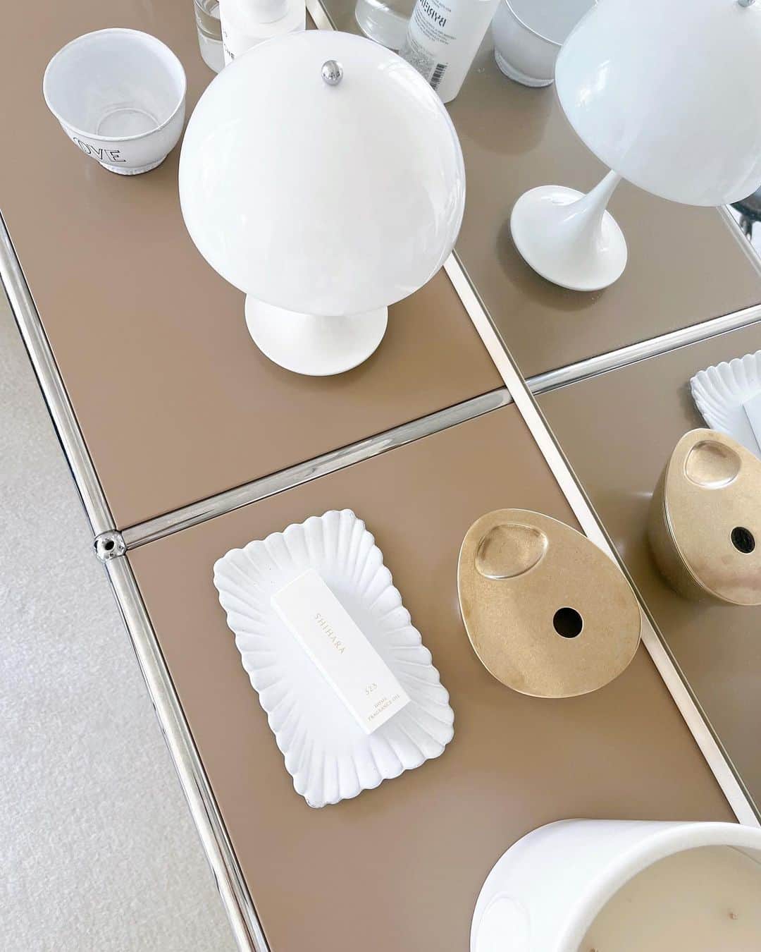 佐川理佳のインスタグラム：「Elevations 323 home fragrance oil @shihara   標高をコンセプトにしたフレグランスオイルで、323は植物を切ったり折ったりしたときに茎から放たれる香りをイメージしたもの🌿  内覧会でいただいたテスターのガラスのボトルもおしゃれで、使うのがもったいなかったけどついに🪩 すごく好みな香り。今度買いに行きます🤍」