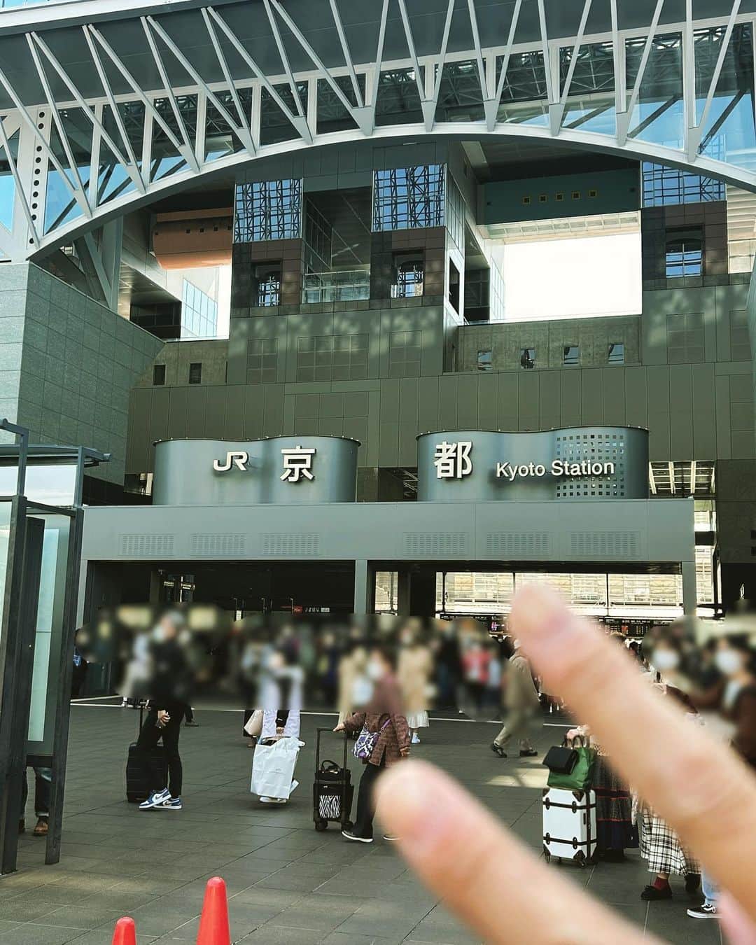本城聡章のインスタグラム：「今更ながら…へぇ〜こうなってたのかぁ😃 #京都駅 #大階段 #科捜研とかで観た事ある…と思ふ #京都到着」