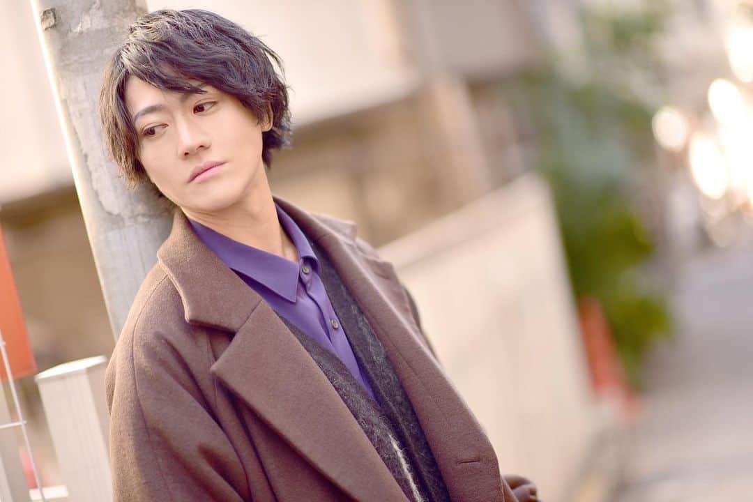 服部武雄のインスタグラム：「段々と春の訪れを感じる日々になりました。 でもまだ肌寒い日もありますよね。 服装に悩む毎日です。 そして花粉にやられる毎日。 俺って花粉症だったのか！？ってくらいに今年しんどいのですが。 ずっと喉痛いし熱っぽくもなるし。 みんなは大丈夫かな！？ 春が好きなのに嫌いになりそうな日々を過ごしております。  #ポートレート #カメラ  #camera  #一眼レフ  #被写体  #俳優 #服部武雄 #舞台俳優 #フォローミー」