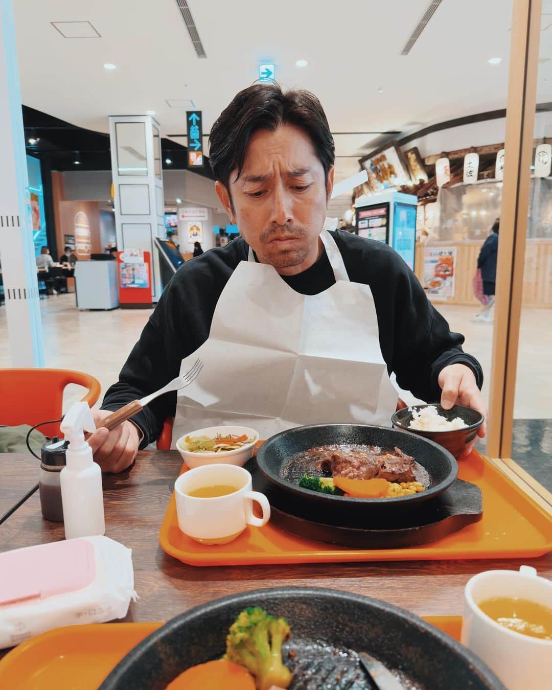 EMIさんのインスタグラム写真 - (EMIInstagram)「⭐︎ 広島に来てるのに いきなりステーキするよ。 #どこで食べても美味しいね #いきなりステーキ  #広島」3月19日 14時18分 - emi_idea