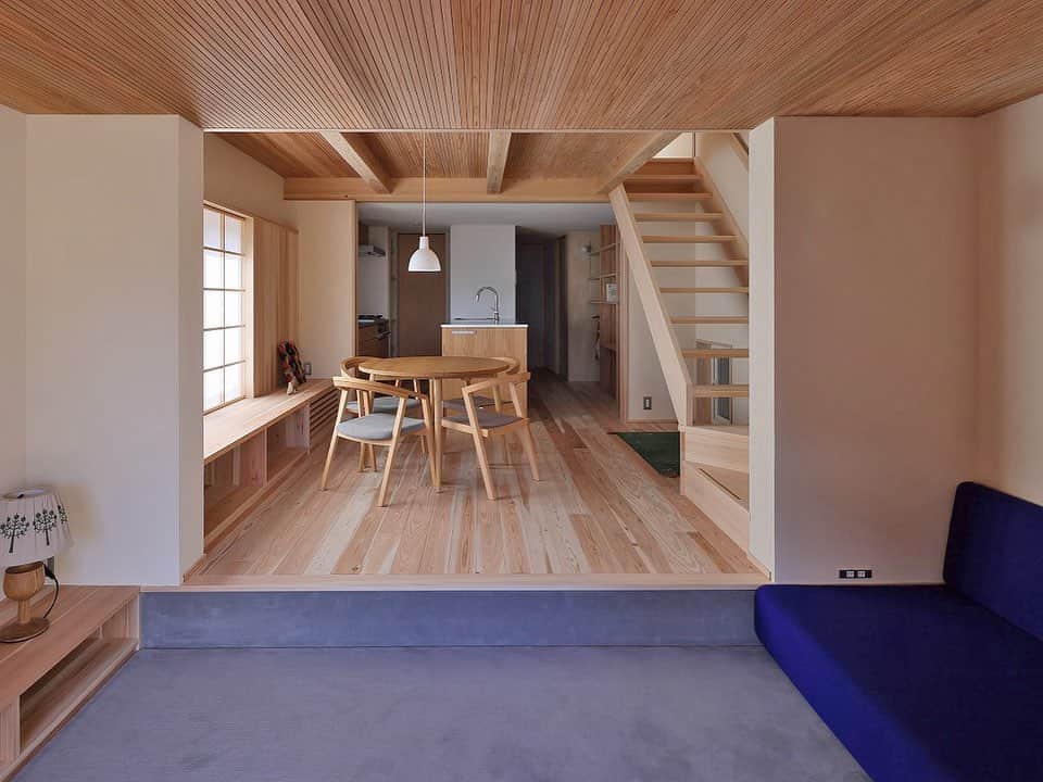 シーエッチ建築工房 さんのインスタグラム写真 - (シーエッチ建築工房 Instagram)「* 大阪府「小下がりリビングの家」 家族のつながりを大切に 視線がまじわる、木の家。 ⠀⠀⠀⠀⠀⠀⠀⠀⠀⠀⠀⠀ 小下がりになった 絨毯敷きの空間には ぴったりの造作ソファをつくり 床でもソファでもくつろげる場所に。 ⠀⠀⠀⠀⠀⠀⠀⠀⠀⠀⠀⠀ シンプルでありながら 随所にこだわりが詰まった家。 シンプルに見せるために 大工さんの技が、詰まった家。 ⠀⠀⠀⠀⠀⠀⠀⠀⠀⠀⠀⠀ ■カーペット：堀田カーペット @hotta_carpet  ■造作ソファ：椅子張りTAKA @taka.no.isu  ⠀⠀⠀⠀⠀⠀⠀⠀⠀⠀⠀⠀ ⠀⠀⠀⠀⠀⠀⠀⠀⠀⠀⠀⠀ ──────────── 株式会社シーエッチ建築工房 兵庫県宝塚市仁川台76番地 0798-52-8863 https://www.ch-wood.co.jp ──────────── @ch_kenchiku @ch_namie.takarazuka @ch_watanabe ⠀⠀ ⠀⠀ #シーエッチ建築工房 #木の家 #注文住宅 #新築 #リノベーション #家づくり #暮らし #日々のこと #マイホーム #宝塚市 #西宮市 #伊丹市 #川西市 #三田市 #豊中市 #高槻市 #茨木市 #工務店 #自然素材 #暮らしを楽しむ #家が好き #パッシブデザイン #完成見学会 #丁寧な暮らし #造作ソファ #堀田カーペット #小下がり #障子」3月19日 14時20分 - ch_kenchiku