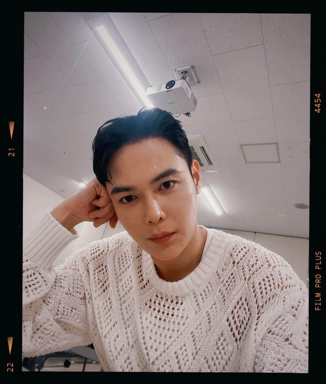 ジヒョク のインスタグラム：「D-3 HOTEL GALAXY Something About Us LIFE」