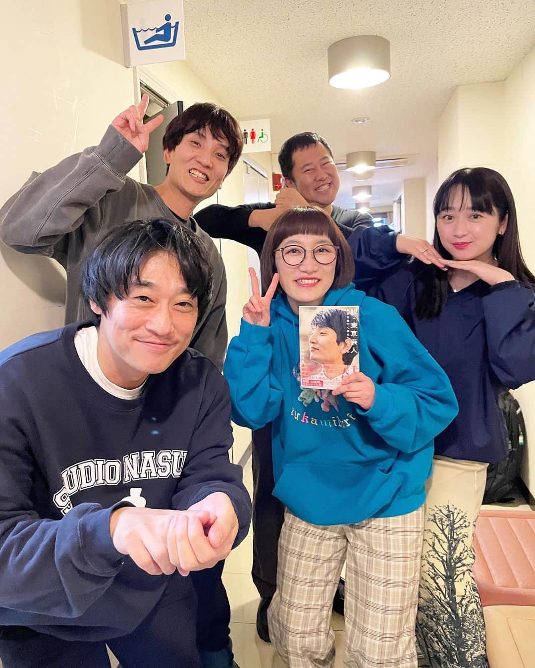 小川暖奈のインスタグラム：「昨日は久しぶりに山形でお仕事でした☃️ （雪降ってました☃️）  まっつんは、ソラシド本坊さんの「#脱東京芸人 」を持参して、サインいただいて、写真撮ってもらって、楽屋に招待されたファンの方くらい嬉しそうでした！🎉  今月24日は福岡で「タラレバからの卒業in福岡」があります！去年中止になってしまったリベンジ！ 福岡のみなさん、ぜひお越しくださいっ！！」