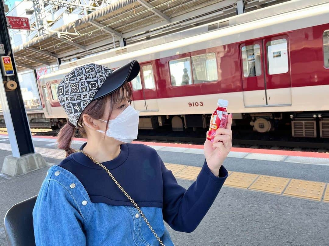 吉田沙保里さんのインスタグラム写真 - (吉田沙保里Instagram)「ホームで電車待ち🚃  なんかほのぼのとして 懐かしい感じです…😌✨  この時期はマスクとR-1で しっかり花粉対策😷👍  皆さんも体調管理には お気をつけてくださいね🫡  #お出かけ #R1 #アンバサダー」3月19日 14時27分 - saori___yoshida