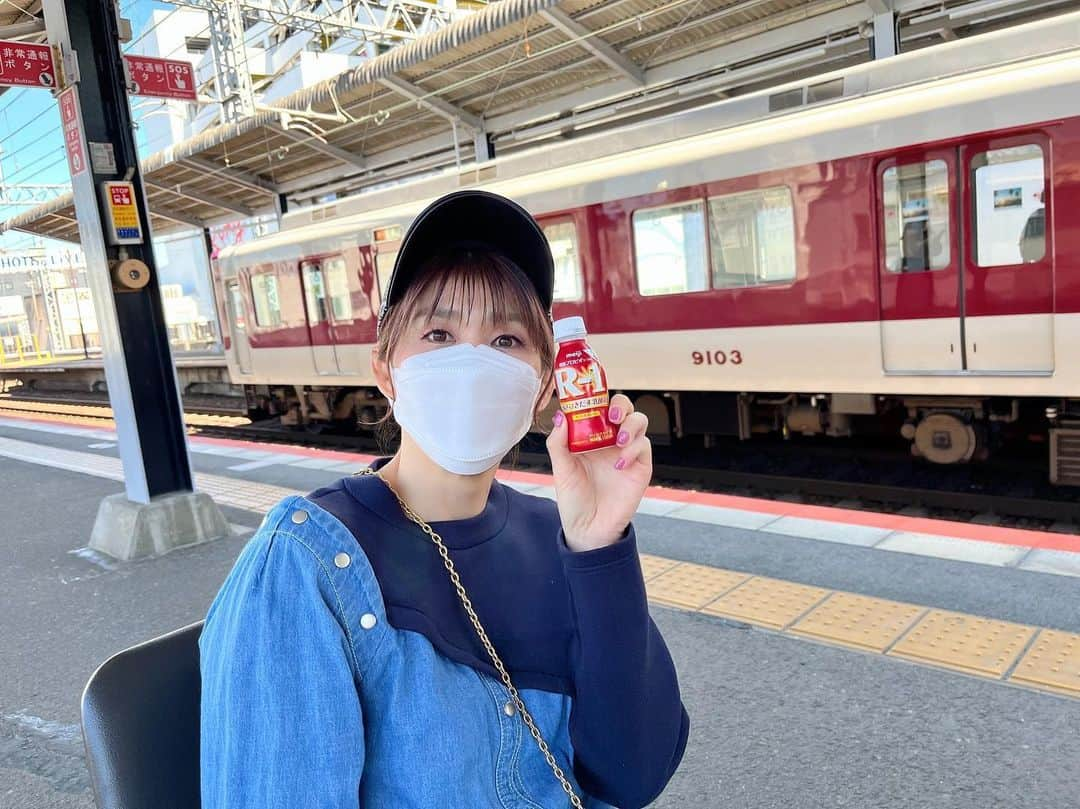 吉田沙保里さんのインスタグラム写真 - (吉田沙保里Instagram)「ホームで電車待ち🚃  なんかほのぼのとして 懐かしい感じです…😌✨  この時期はマスクとR-1で しっかり花粉対策😷👍  皆さんも体調管理には お気をつけてくださいね🫡  #お出かけ #R1 #アンバサダー」3月19日 14時27分 - saori___yoshida