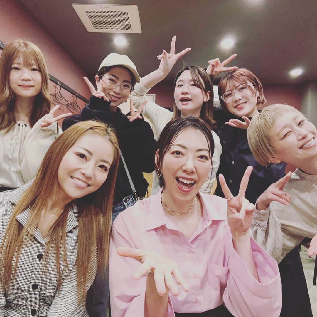 ロシアン佐藤のインスタグラム：「超久々ラーメン女子会！ 博多豚骨らぁ麺 一絆（いちばん）さん🧚 @hakatatonkotsuramen1ban   ガチンコラーメン道出身でmisonoさんとのコラボでもお世話になった平井さんのプロデュースのお店！ @hiiragi2004   平井さんプロデュースってことでハラミのローストビーフも提供していただいたんですが、私のやつだけ様子が違いすぎてありがとうございます😂😂！！  めちゃくちゃ柔らかくてうまっ…！！  さつまいもチップスは鹿児島産さつまいも！ 自然な甘さで美味しかった！  とんこつラーメンが名物で、白湯（ぱいたん）と掃湯（さおたん）があります。  掃湯の方が透明なんだけどうまみが強いスープ🍜 白湯の濁りをひき肉を使って掃除するのが掃湯なんですが、ひき肉の旨みが加わってぶち上げになってます🫰  白湯は優しい癖少なめのとんこつラーメン🫶  野菜が別盛りになってます。 いきなり入れちゃうとスープ薄まってしまうので、ちょこちょこスープにつけて食べるのがおすすめ🫰  9枚目の写真の野菜やばすぎて笑うwww 野菜がしこたま食べられます、これは山口が食べてもきっといいね…✋  5、6枚目は「むかん」コラボのラーメン！！ 麺量もりもりの240g  最後のごはんは掃湯に使ったひき肉で作られていますたまごのぼうりょく。  久々のラーメン女子会めちゃ楽しかったすぎた🥹👏  @satokomorimoto さっちゃんありがとまる♡⃛」