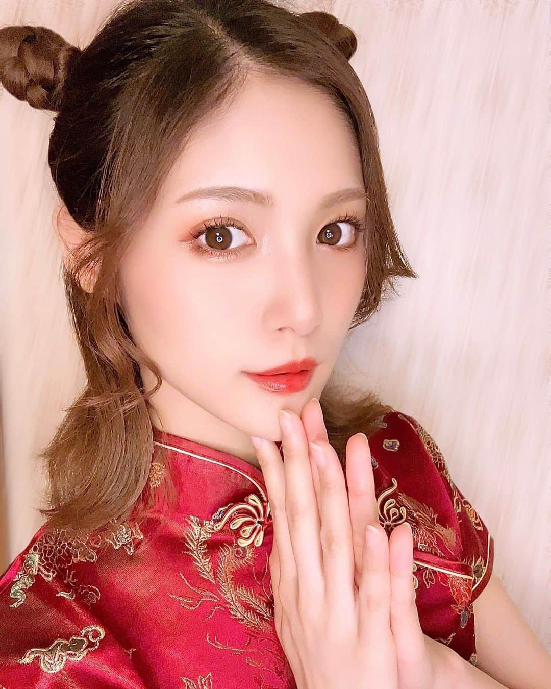 のインスタグラム：「⋆⸜♡⸝‍⋆  你好👋💕チャイナ似合う？？🤭  #チャイナドレス #コスプレ #ハーフアップ #お団子アレンジ #17live」