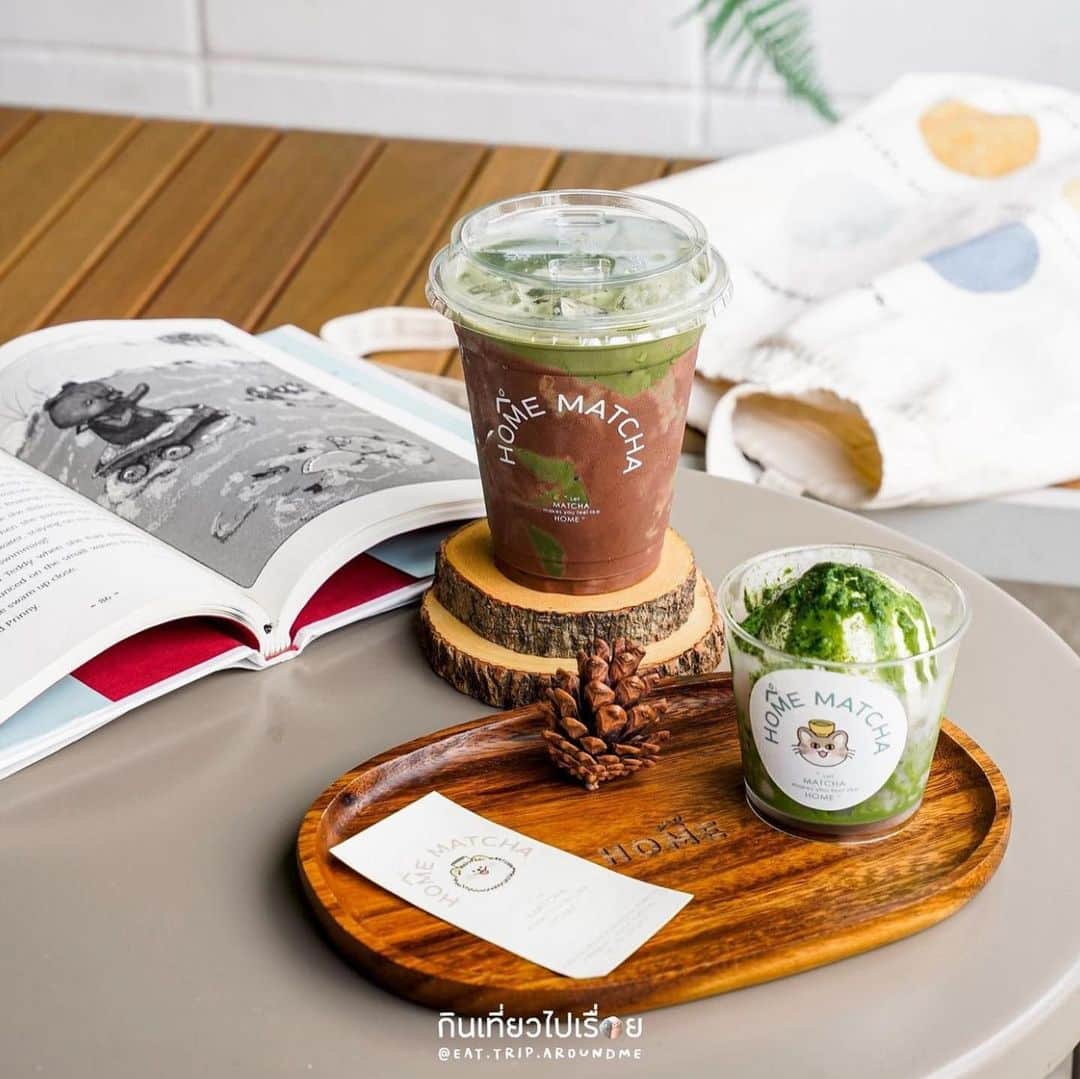 tealilycafeのインスタグラム：「พิเศษถึงสิ้นเดือนมีนาคมนี้ สำหรับคุณลูกค้าที่มาทานชาเขียวที่ร้าน สามารถซื้อเสื้อผ้าได้ในราคาพิเศษ  ลด 10% ( เฉพาะเสื้อผ้านะคะ )  สนใจสั่งซื้อสอบถามกับทางร้านได้เลยค่า 💚  ขอบพระคุณรูปสวยๆ จากคุณ @eat.trip.aroundme 🤎 ค่า  #homematcha」