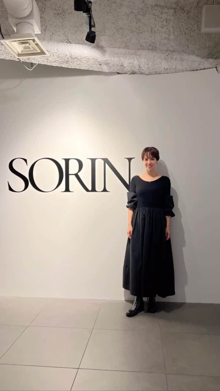 鈴木サチのインスタグラム：「@sorin__official  . “MODERN CONTRAST STYLE”正反対なテイストや色をミックスし、  現代女性の 「自分らしさ」 を表現するファッションブランド「SORIN（ソリン）」がデビュー✨ . さっそくお披露目会に行って来ました😘 . . #ママ #ママモデル #モデル #4児ママ #sorin」