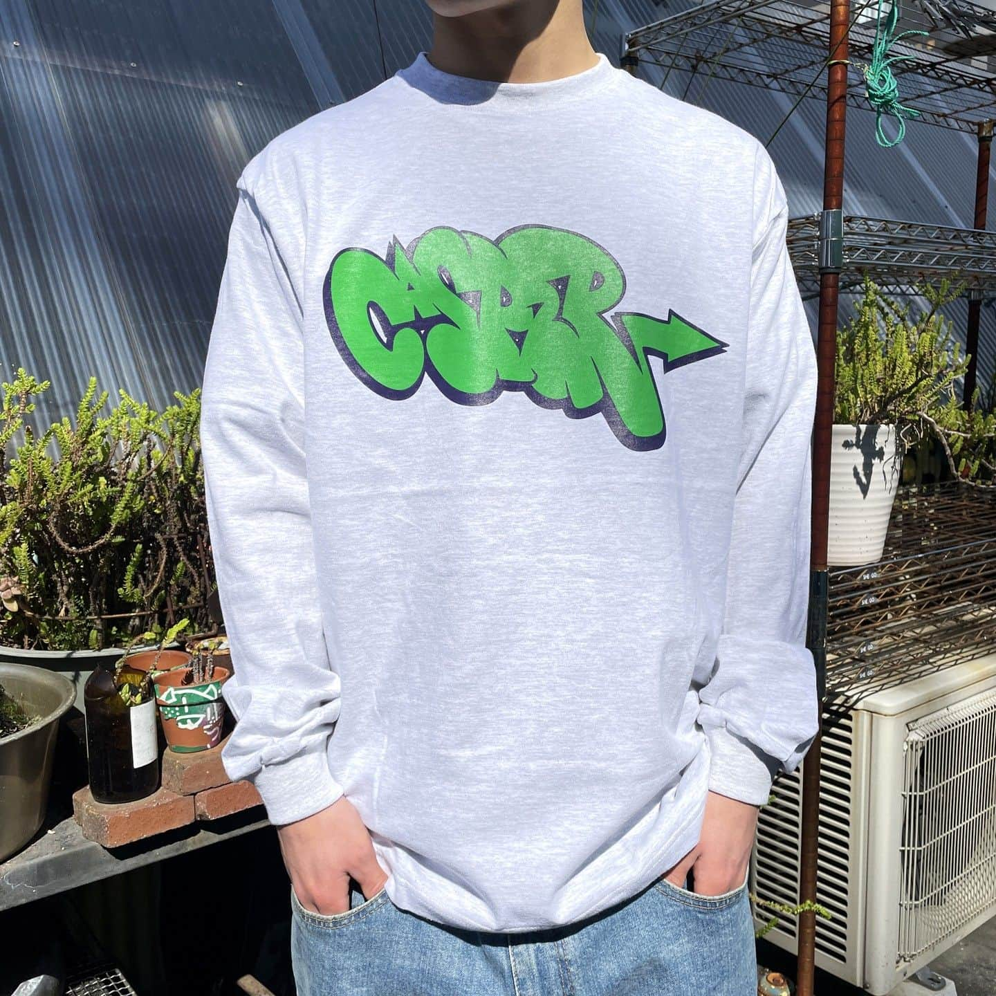 CMKgalleryさんのインスタグラム写真 - (CMKgalleryInstagram)「CMKG 2023 spring collection.  "QuickPiece" L/S T-shirt CASPERのクイックピースを ポップなカラーリングでプリントした一着。 "CMKG"をレペゼンした背面首元のプリントもクール。  "NYC Stairs" L/S T-shirts 2005年 JOE ニューヨーク ブロンクス在住時代の ボムショットを大胆にプリント。 偶然にも、映画「JOKER」の主人公による ダンスシーンと同じスポット。 背面首元にはCMKGのロゴデザインをプリント。  "SF Truck" L/S T-shirts 1998年 サンフランシスコをボミング行脚していた JOEがホームレスの住むトラックに描いたピースショットをプリントした一着。 住居に落書きされ怒ったホームレスとは、缶ビールで和解。 背面首元にはCMKGのロゴデザインをプリント。  全モデル共通で、大きめのシルエットでゆとりのある袖周り、肌触りと高級感を兼ね備えた厚手でタフなボディを使用。  お求めは @cmkg_store @cmkg_store @cmkg_store または、bioリンクより。  #CMKgallery#CMKG#CMKGWEAR#Osakagraffiti」3月19日 14時36分 - cmkgallery