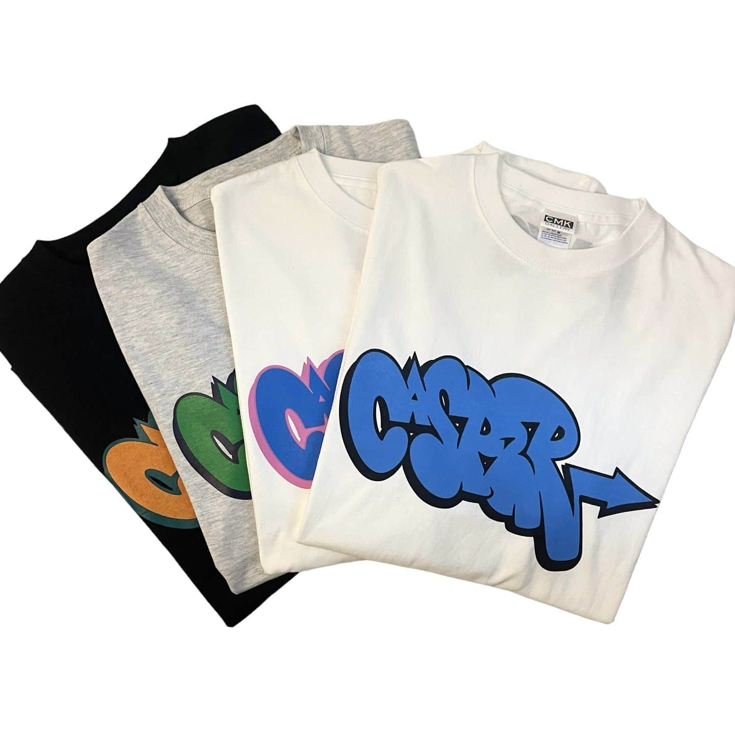 CMKgalleryのインスタグラム：「CMKG 2023 spring collection.  "QuickPiece" L/S T-shirt CASPERのクイックピースを ポップなカラーリングでプリントした一着。 "CMKG"をレペゼンした背面首元のプリントもクール。  "NYC Stairs" L/S T-shirts 2005年 JOE ニューヨーク ブロンクス在住時代の ボムショットを大胆にプリント。 偶然にも、映画「JOKER」の主人公による ダンスシーンと同じスポット。 背面首元にはCMKGのロゴデザインをプリント。  "SF Truck" L/S T-shirts 1998年 サンフランシスコをボミング行脚していた JOEがホームレスの住むトラックに描いたピースショットをプリントした一着。 住居に落書きされ怒ったホームレスとは、缶ビールで和解。 背面首元にはCMKGのロゴデザインをプリント。  全モデル共通で、大きめのシルエットでゆとりのある袖周り、肌触りと高級感を兼ね備えた厚手でタフなボディを使用。  お求めは @cmkg_store @cmkg_store @cmkg_store または、bioリンクより。  #CMKgallery#CMKG#CMKGWEAR#Osakagraffiti」