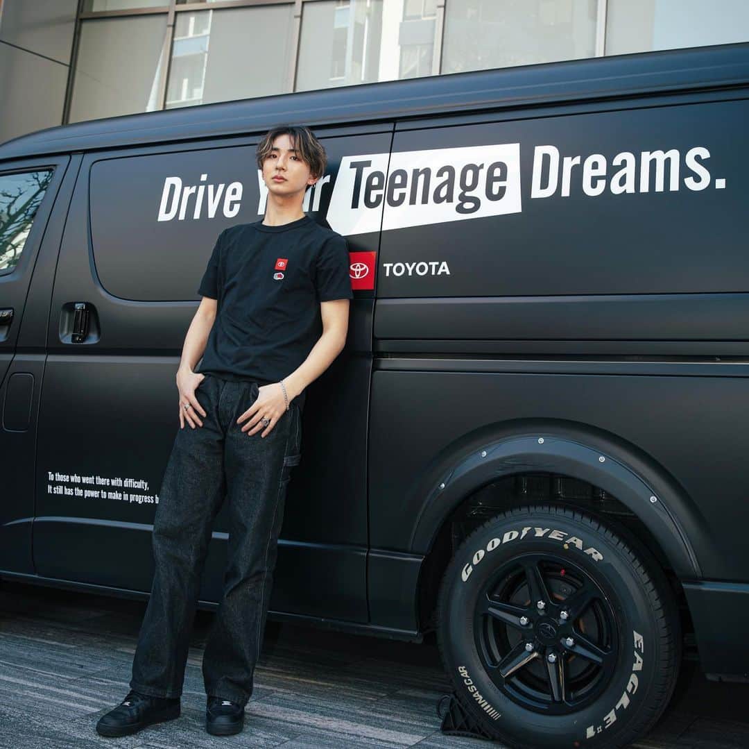 のインスタグラム：「. 渋谷PARCO3階のYEN TOWN MARKETでTOYOTAのPOP UP開催中🌟  新作のオリジナル商品に加え、LeeやFruit of the Loomとコラボも販売中っ😉🫶 オンラインでも購入できるみたいなのでCheckしてみて😉❤️‍🔥 . #toyota #dytd」