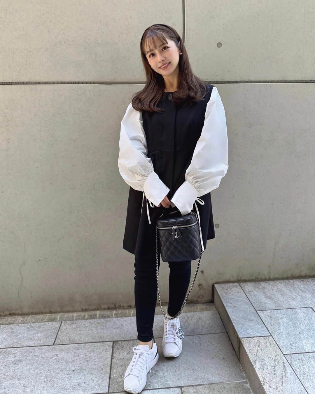Akaneのインスタグラム：「. この前popupでゲットした @kaeri.jp のジレ♡ 2wayでワンピとしても着れるから 絶対使えるやつ🥺🤍  👶🏻産まれてからはフラットかスニーカーばっかり👟 可愛い靴欲しいな🫶🏻♡  . . #いつかの服#ママコーデ#女の子ママ #低身長コーデ」