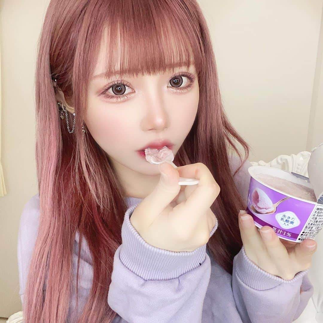 Yuupyonのインスタグラム：「🍼🫐🍨🫧 ⁡ ⁡ メイトーのフローズンヨーグルト　@kyodomilk1953  3月よりフローズンヨーグルトの新フレーバーで ブルーベリー味が出るんだけど ファミリーマートで買えるみたいです！👶🏻🫧 （※但し、一部入っていない店舗もあります） ⁡ フローズンヨーグルトは 独自技術の自家製ヨーグルトの本格的な味わいが楽しめて サクサク食感でさっぱり感してていつものアイスとは 違った味わいと食感で美味しいよー🍨❤︎❤︎ ⁡ サクサクとした食感で さっぱりとした味わいが美味しい‘٩꒰｡•◡•｡꒱۶’ ⁡ 生きた乳酸菌が入っててヨーグルト本来の美味しさが アイスで楽しめちゃうんだよね〜🤤 ⁡ しかもなんとね！カロリーはプレーン100kcal、 ブルーベリー102kcalっていう カロリーが低くて健康を意識する方にピッタリだね🌟 ダイエット中に限ってアイス食べたくなっちゃう時とか これから絶対これ食べるー！！！ ⁡    #pr #協同乳業 #メイトー #フローズンヨーグルト」