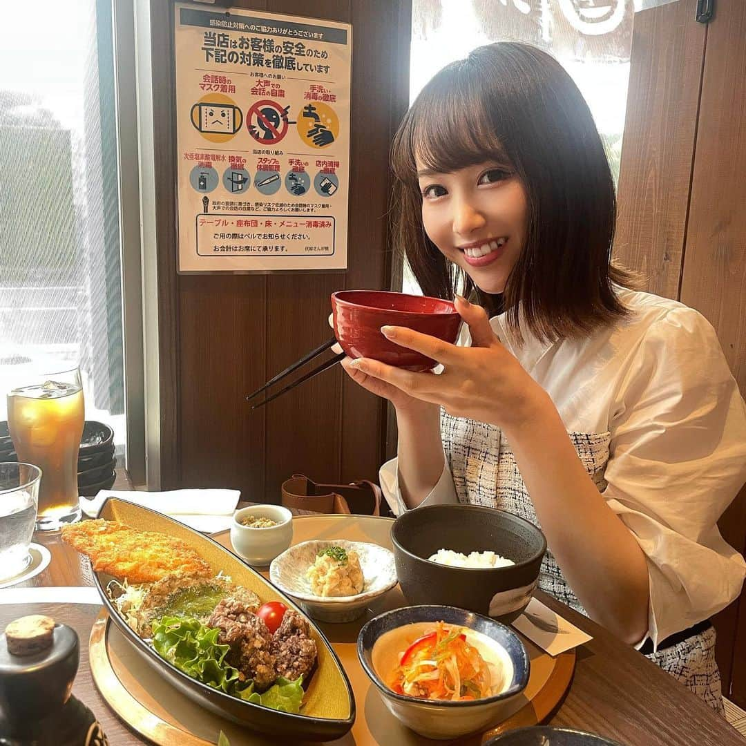 丸りおなのインスタグラム：「.  千葉県安房総市にある 日本初さんが焼き専門店【伏姫さんが焼】に行ってきました〜！  @aokura_sangayaki   アレルギーフリー、 原材料と無添加にこだわっていて、『美味しくてカラダに良い』 お料理、お惣菜がいっぱい🐟💕  その中で 私は伏姫定食を選びました😋  看板商品の #伏姫さんが焼き も無添加で身体に優しくて栄養たっぷり！！💯 そして、何より美味しい！👏  りんねちゃんが食べてた骨まで食べれる金目鯛も本当に美味しそうだった😍  本来なら捨てられてしまう部分も 残さず無駄なく、命を大切に感謝して頂けるって素敵すぎる！👏  是非皆さんも食べに行ってみてください♩ なかなか行けないよって方は通販サイト #ラブストック　でもさんが焼きや金目鯛を購入できます😌 お家でも食べれるなんて幸せ🙈 気になった方はぜひゲットしてみてね！！！  #千葉　#千葉県　#千葉グルメ　#魚好き　#金目鯛　#さんが焼き　#魚好きな人と繋がりたい #魚料理 #魚好きと繋がりたい #杏仁豆腐　#無添加　#無添加生活 #アレルギー対応食 #アレルギーフリー　#金目鯛の煮付け #美食 #和食　#千葉観光 #千葉ランチ #健康食 #ダイエット #ダイエット生活 #ダイエット食　#卵アレルギー　#お寿司大好き #郷土料理 #過食　#勝手にpr」