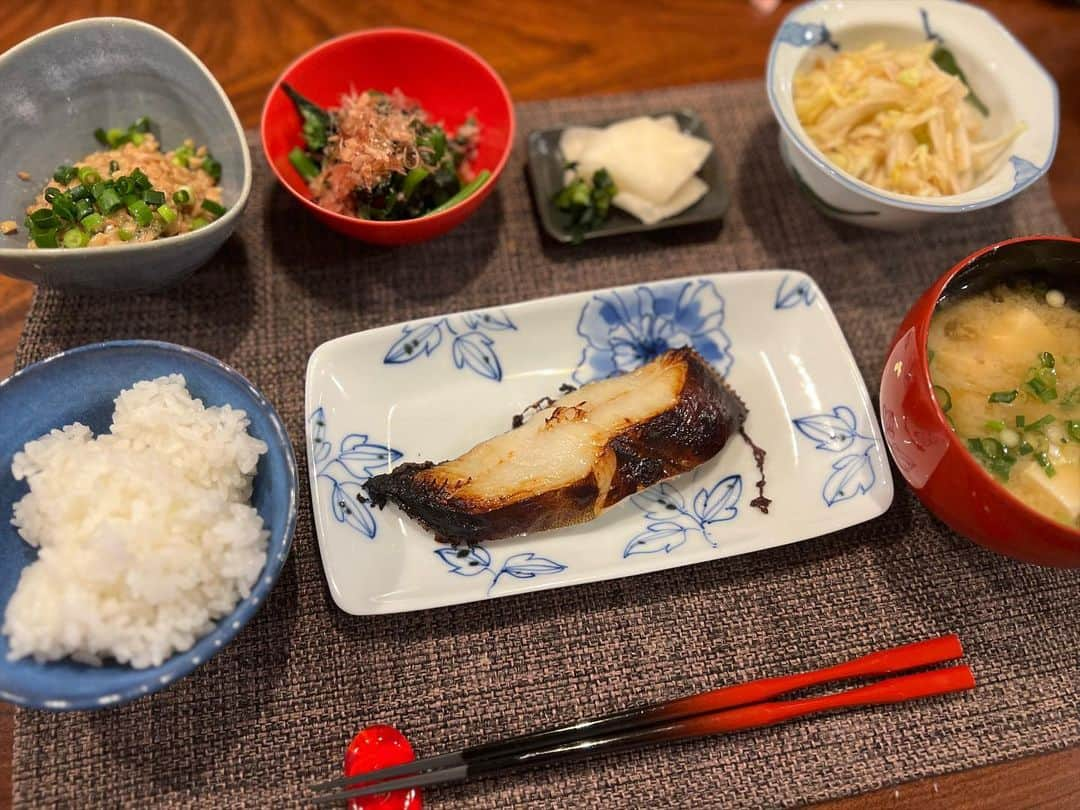 月央和沙さんのインスタグラム写真 - (月央和沙Instagram)「うちの晩ごはん🍚✨  不覚にも久しぶりに風邪をひき、 しかも子供にもうつしてしまい😭💦 てんやわんやの今日この頃でした‼️  坊やも、私の風邪も落ち着いて 花粉？黄砂？によるもの説もありますが、今は主人が体調不良です🥲  皆さま体調にはお気をつけて下さいませ🙏🏻🍀  #かれいの西京焼き #冷やしトマト #新玉とキャベツのサラダ #ほうれん草 #納豆 #大根とお豆腐のお味噌汁 #お漬物」3月19日 20時19分 - kazusa_tsukio