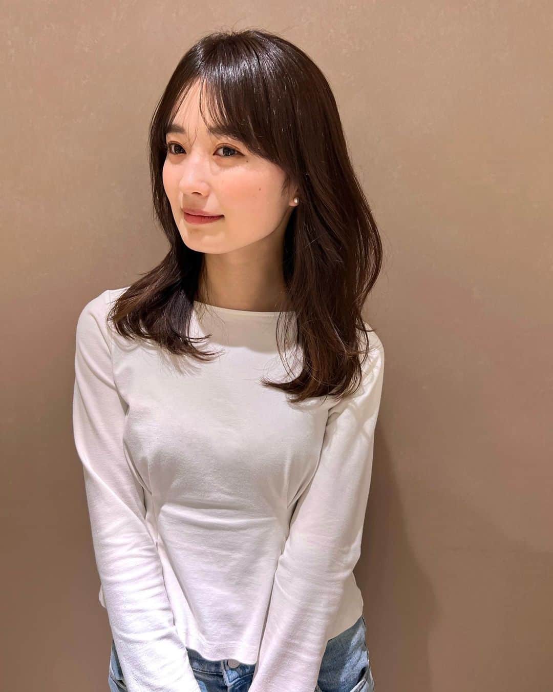 角川友紀のインスタグラム：「⁡ New hair👩🏻 　 毛先は重めにしてもらって レイヤーを整えていただきました✂︎ ⁡ 色はチャイラテベージュという可愛すぎる色味に🫖 ⁡ color @moeka_unami  cut  @unami_umecchi7  ⁡  #ミディアム#ミディアムヘア#ミディアムレイヤー#ミディアムヘアアレンジ#ミディアムパーマ#ベージュカラー#チャイラテベージュ#グレージュカラー」