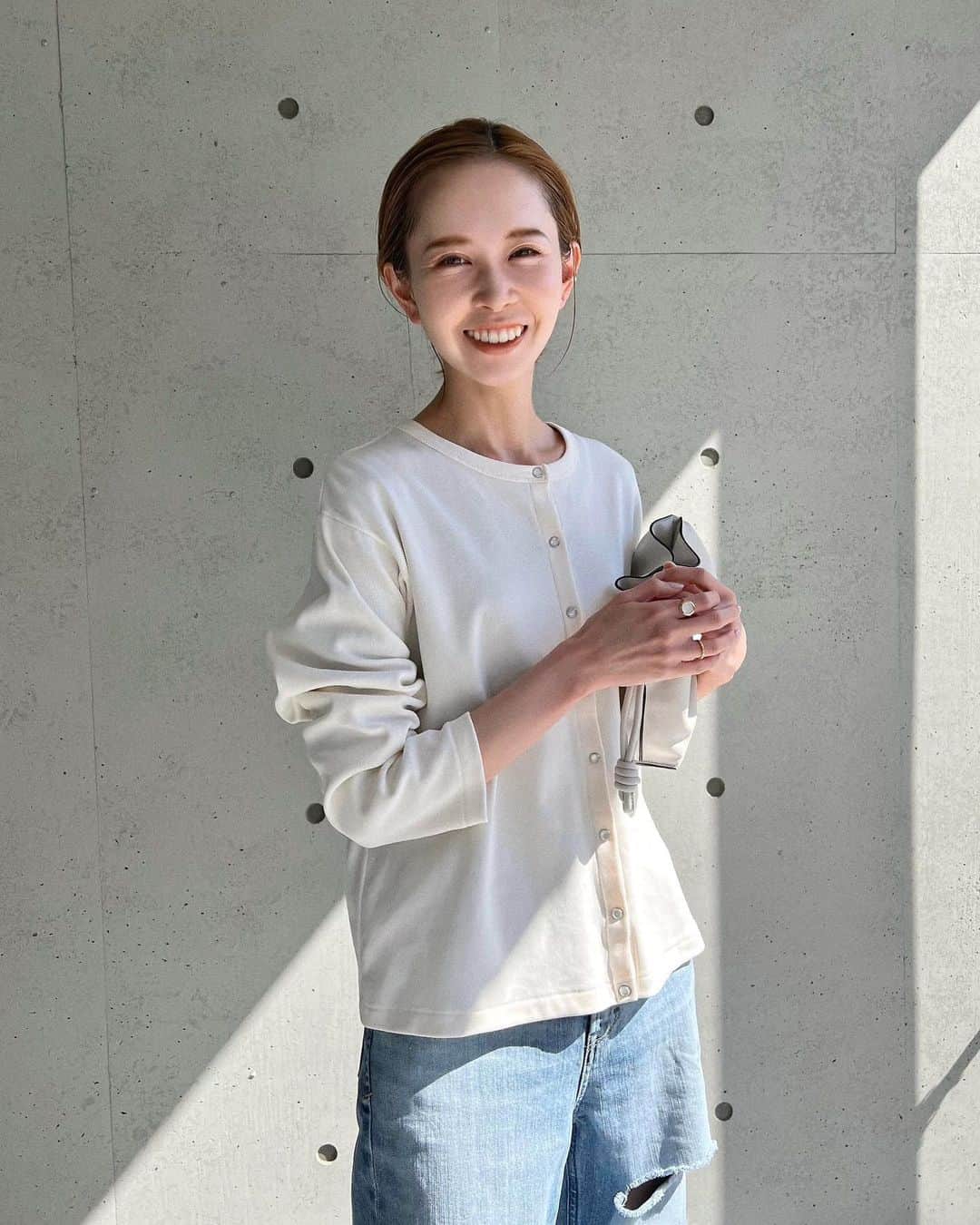 はれこのインスタグラム：「🤍  透けニットと同じく『はれここれ買う』宣言していたので、カーディガンも買っていました🛒  写真は全然撮っていなかったのですが、結構着ています🦢 お気に入りです🤍  -  @slobeiena  no.23070912308110  -  #slobeiena  #スローブイエナ  #カーディガンコーデ  #春服コーディネート  #春のコーデ  #私服コーデ  #はれこ私服まとめ」