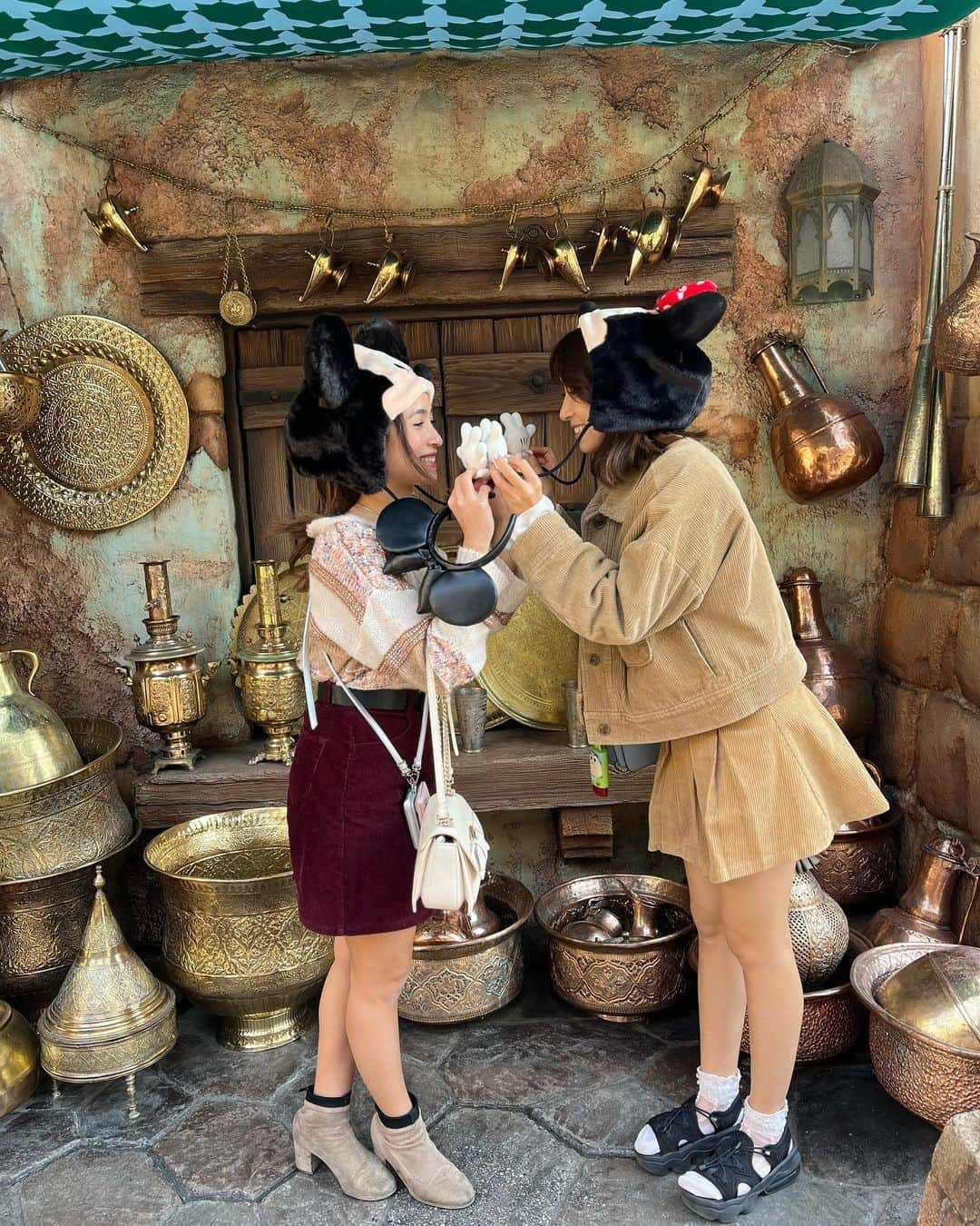 アヤナ・シャハブのインスタグラム：「姉やけど親友🥰😍 Kaka rasa sahabat 😍🥰  #bestfriends #sister #姉妹 #ディズニーシー #disneysea」