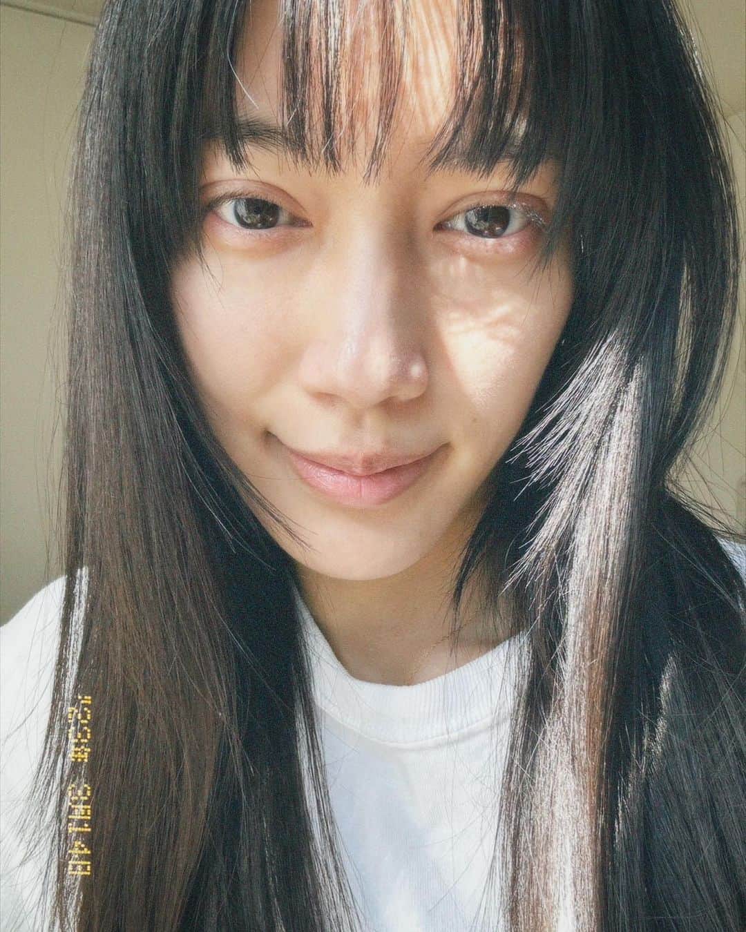 甲斐まりかのインスタグラム：「spring things 🌼🌼🌼  微妙な春イメチェン。 髪色はオリーブ🫒を少し強くして、顔周りのレイヤーも強めに戻してみました🌼  ちなみに最近ハマってる加工アプリ、Dazz CamのCPM35っていうフィルター良き。すっぴんでもどんな写真でも、それっぽくなります🤫」
