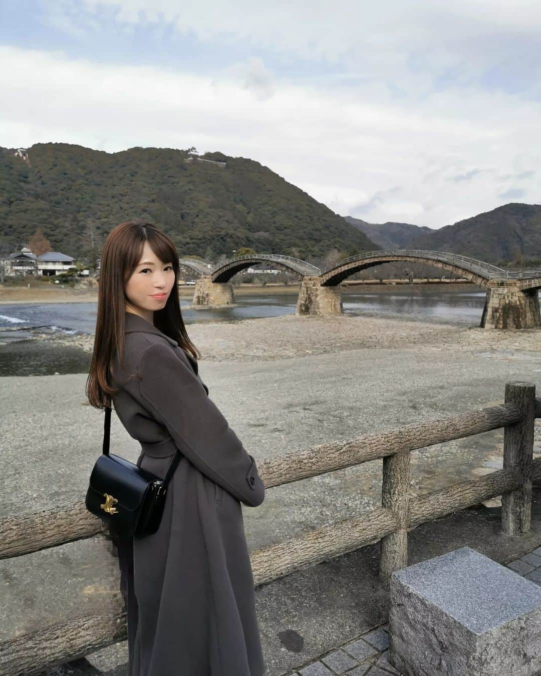 畠山優梨枝のインスタグラム：「初めての山口県🌼🌼 岩国市にある『錦帯橋』に行ってきました😄✨ どういう構造なの？と気になる珍しい橋😆早く渡ってみたい✋とワクワクでした💕日本三名橋とも言われる美しいアーチの木造橋✨桜も紅葉の季節も素敵なんだろうなー🙆 冬は何だか寂しげですごく静かで穏やかで一人で来てボーッと川の流れを見ながらお散歩するのに素敵な場所だなーっと思いました😄 近所にこういう場所欲しい。。。 また違う季節にも訪れてみたいです🌉  #日本三名橋#山口県#山口旅行#岩国#岩国市#錦帯橋#旅行#旅#国内旅行#yamaguchi#yamaguchi_japan#japan_great_view#」