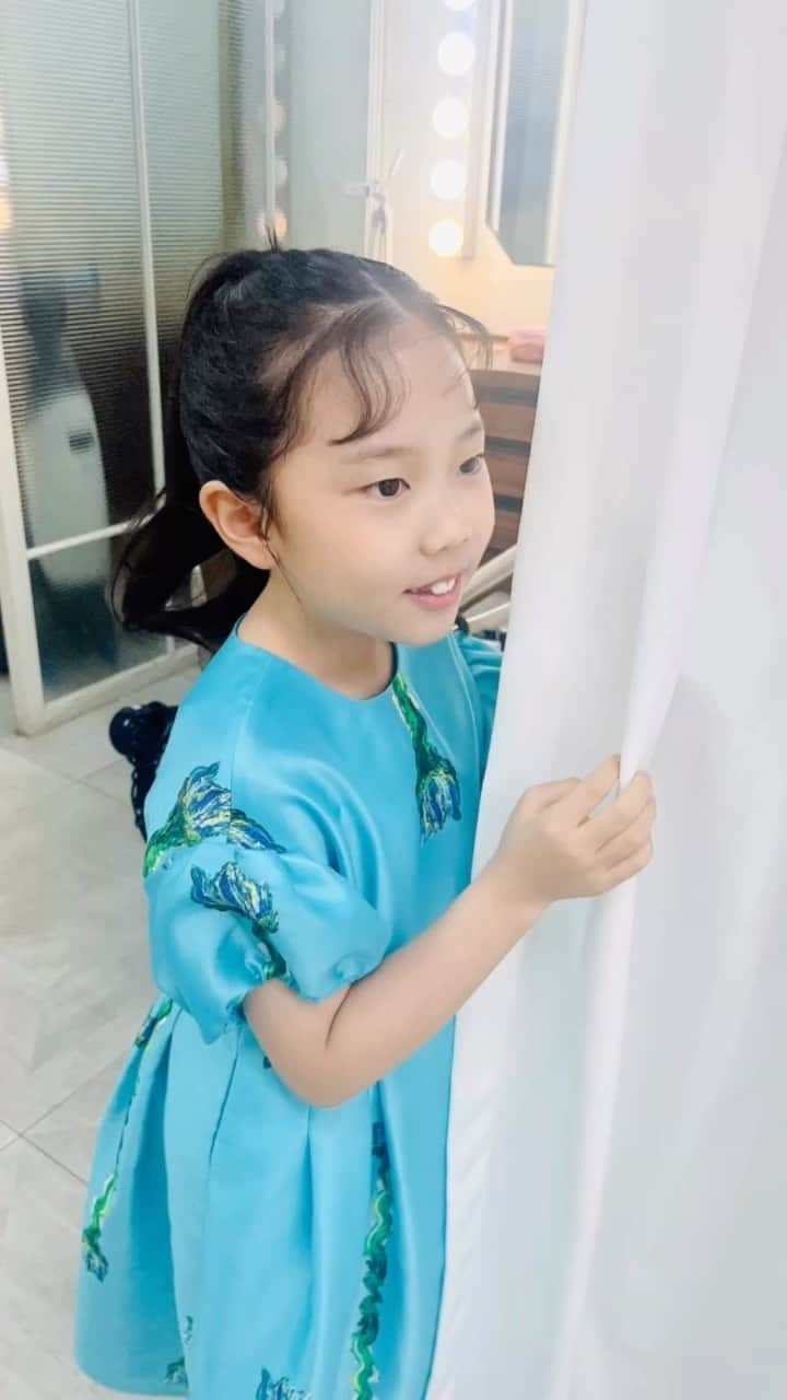 ユジンのインスタグラム：「쎄뚜쎄뚜 너무 예쁜 파랑 드레스 입고 신난 엄마랑 딸이랑~ #티백패션쇼 나들이~~~🥰」