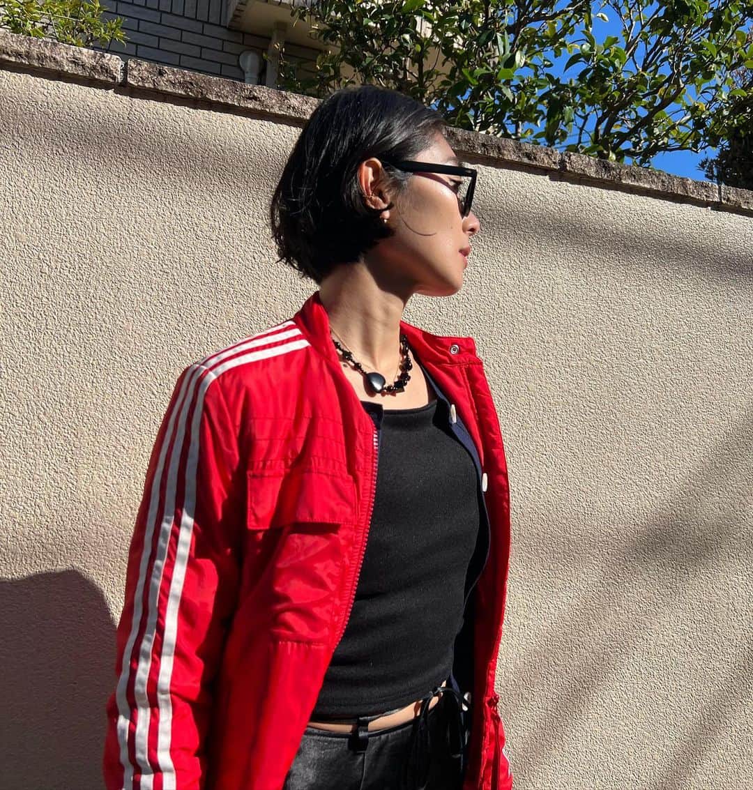 のインスタグラム：「🖤🖤♟️♠️ @sens_jewelry_ . . オニキスの大きめハートは ゴツゴツザクザクしてて可愛い❤️‍🔥 #ootd #sensjewelry #stonejewellery  #handmadejewelry  #vintage  #vintagefashion  #streetphotography  #tokyostreet  #tokyo  #ビンテージファッション #古着 #私服コーデ」