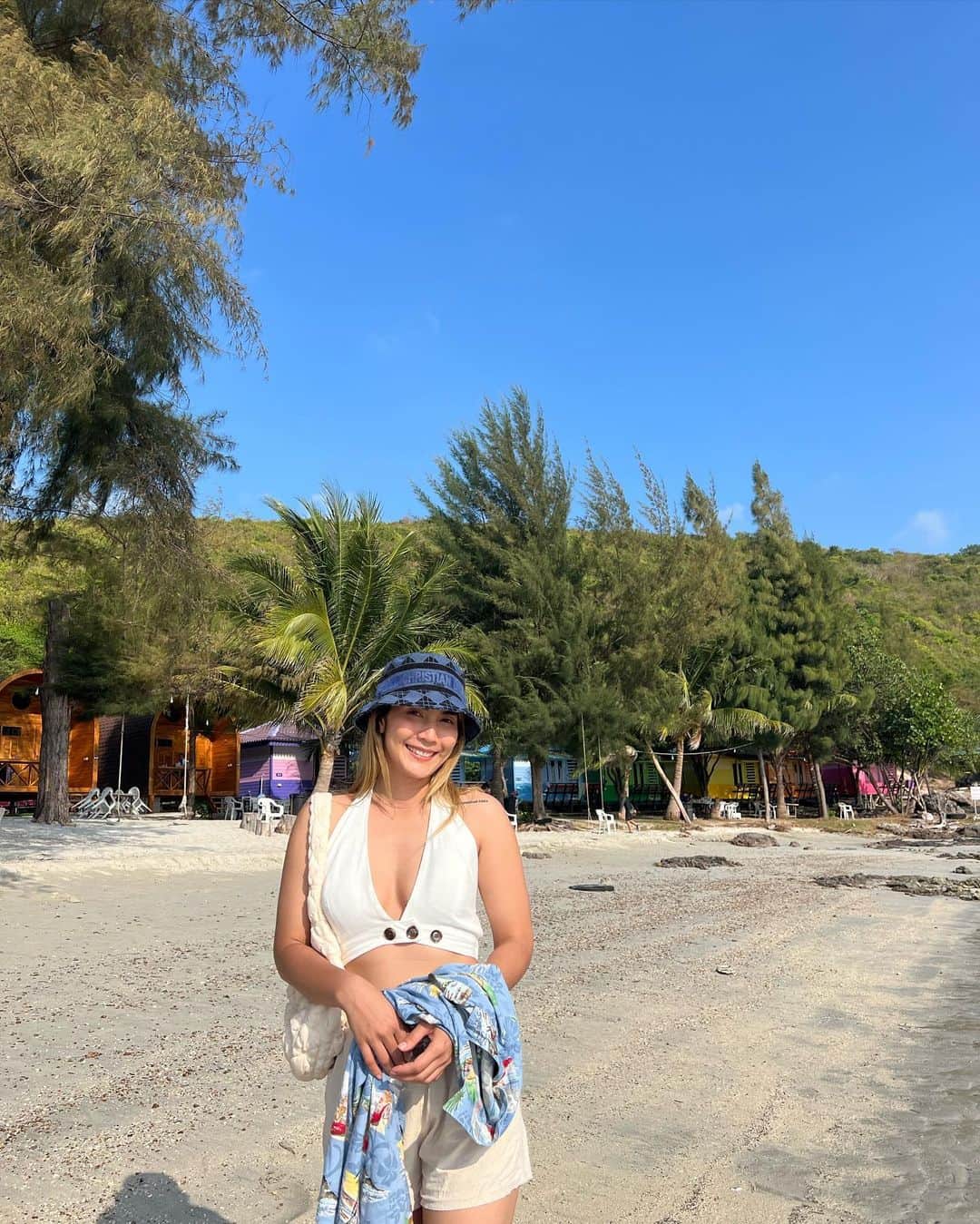 ピヤヌット・パンノイのインスタグラム：「พี่ S 1 ตื่นแล้วค่ะ 🫶🏻🏝️☁️🔥🌈」