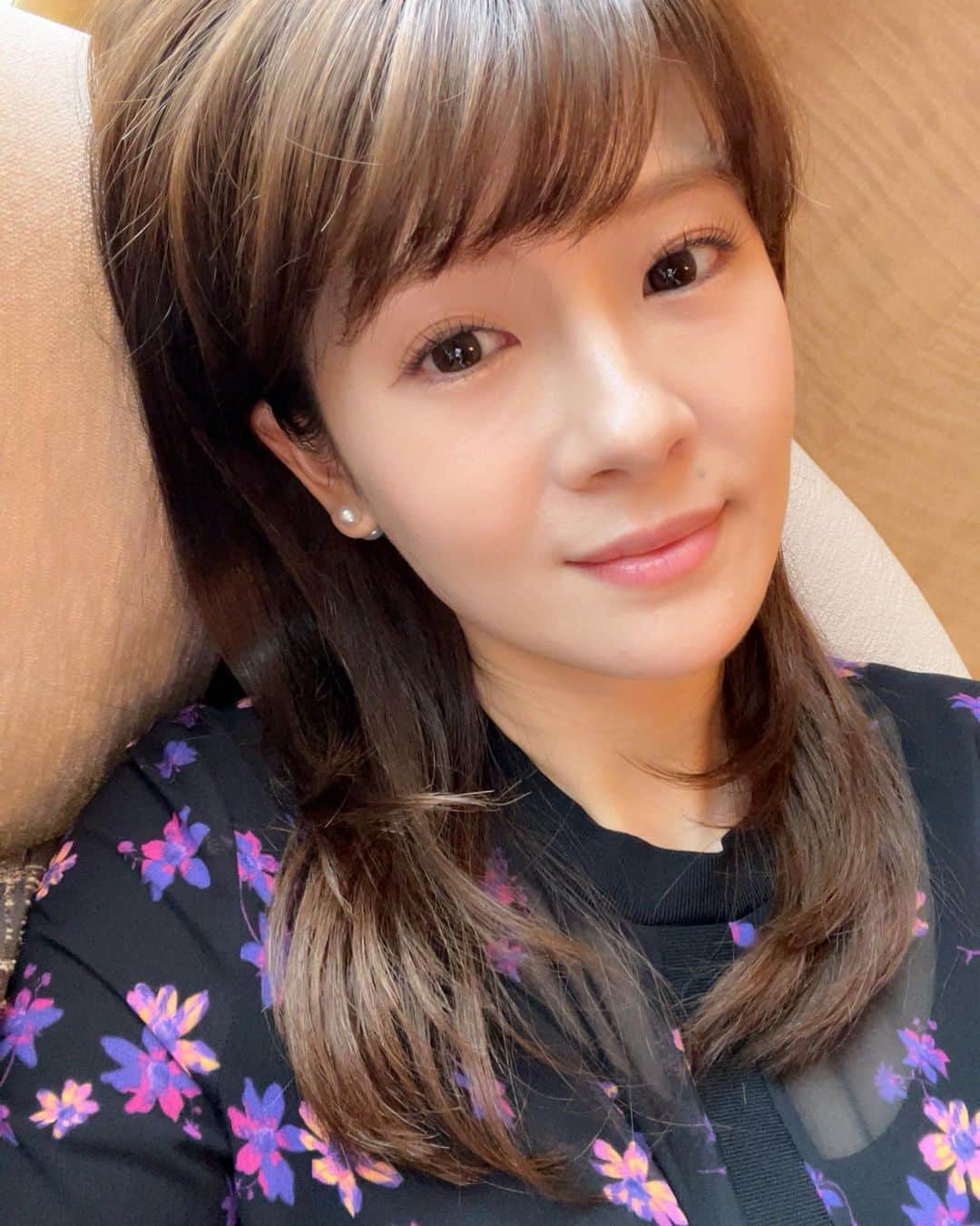 吉田奈央のインスタグラム：「ゴルフレッスンして⛳️ おやつ食べて まったり←今ここ  3〜4駅分歩いたから良しとする😚🌸」