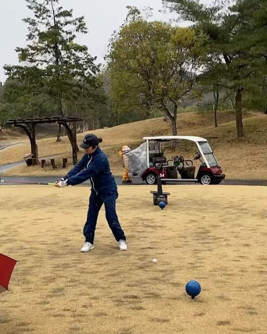 佐藤のぞみのインスタグラム：「まだまだ寒い日もある3月⛳️ 昨日のラウンドは雪☃️ お客様東京からわざわざ来てくださったのに雪で申し訳ない気持ち😭 天気はコントロールできませんね💦  #雪のラウンドは最後かな？ #もう降らないでねという願望 #ゴルフ#仙台#宮城#ラウンドレッスン#ゴルフ女子#ママゴルファー #冬ゴルフ #カイロ神#⛳️#☃️」