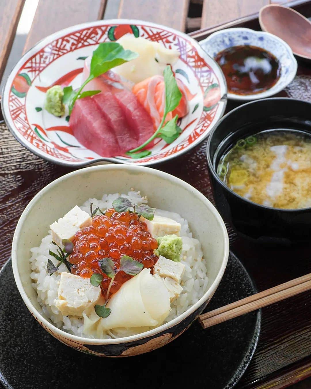 Erinaのインスタグラム：「Ikura don + sashimi teishyoku (lunch set) at @myzakaya.surryhills  🍚🍣🍱🥣」