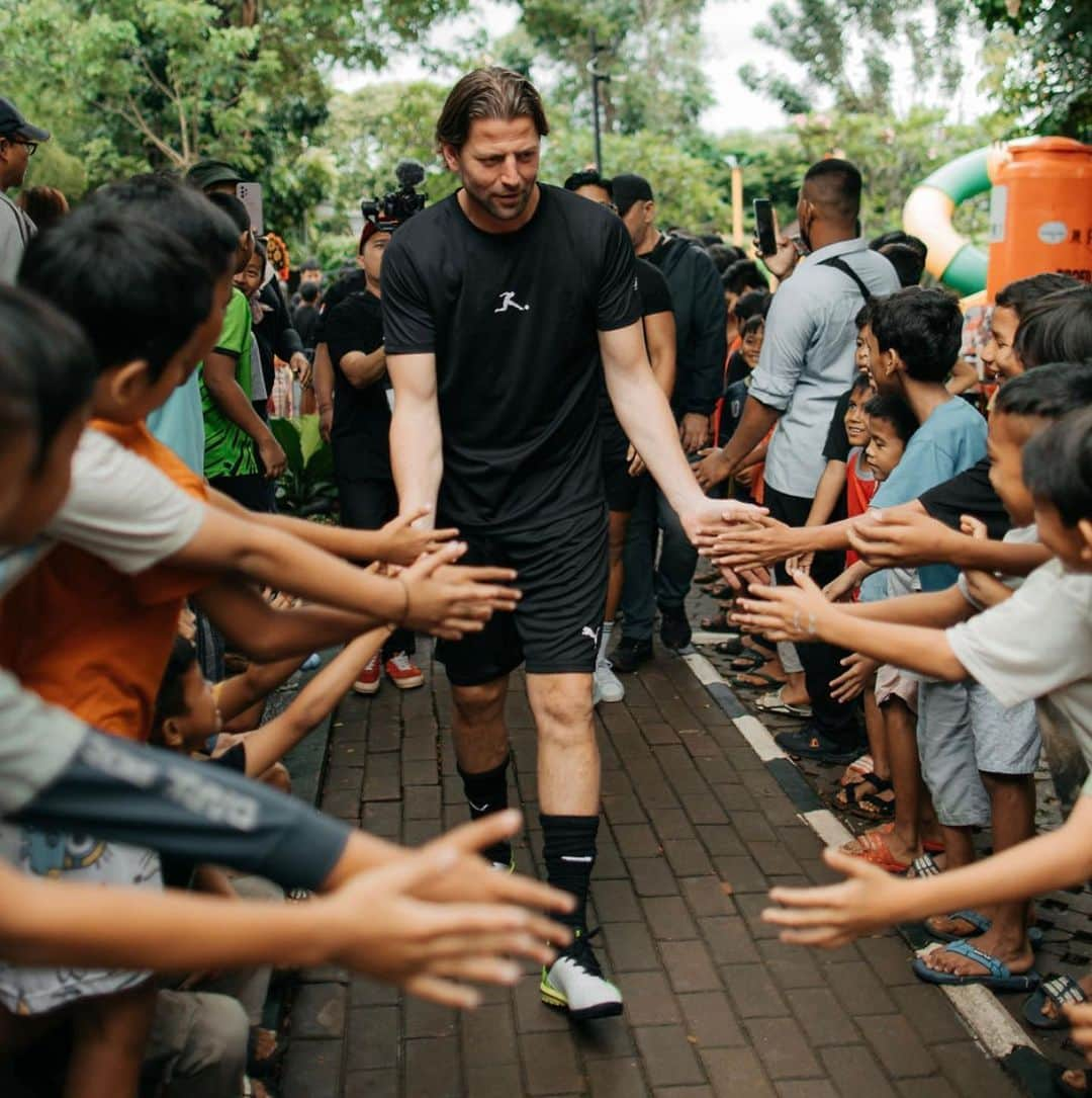 ローマン・ヴァイデンフェラーのインスタグラム：「Bundesliga Common Ground in Jakarta. Die DFL Deutsche Fußball Liga hat in Zusammenarbeit mit lokalen Partnern und Gemeinden das Projekt "Bundesliga Common Ground" ins Leben gerufen, bei dem Fußballplätze auf der ganzen Welt saniert und wiederhergestellt werden, um mehr jungen Menschen die Möglichkeit zu geben, Fußball zu spielen und die Freude am Sport auszuleben. Danke, dass ich ein kleiner Teil davon sein darf. @bundesliga @dflstiftung #CommondGround #Jakarta #Jugend #Zukunft  Fotos: Frankly Erik」