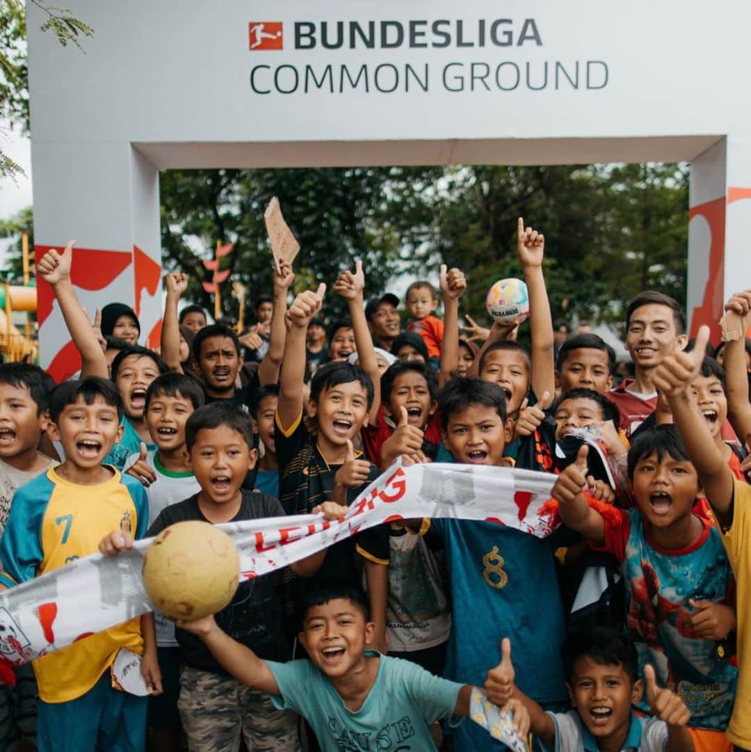 ローマン・ヴァイデンフェラーさんのインスタグラム写真 - (ローマン・ヴァイデンフェラーInstagram)「Bundesliga Common Ground in Jakarta. Die DFL Deutsche Fußball Liga hat in Zusammenarbeit mit lokalen Partnern und Gemeinden das Projekt "Bundesliga Common Ground" ins Leben gerufen, bei dem Fußballplätze auf der ganzen Welt saniert und wiederhergestellt werden, um mehr jungen Menschen die Möglichkeit zu geben, Fußball zu spielen und die Freude am Sport auszuleben. Danke, dass ich ein kleiner Teil davon sein darf. @bundesliga @dflstiftung #CommondGround #Jakarta #Jugend #Zukunft  Fotos: Frankly Erik」3月19日 15時59分 - romanweidenfeller
