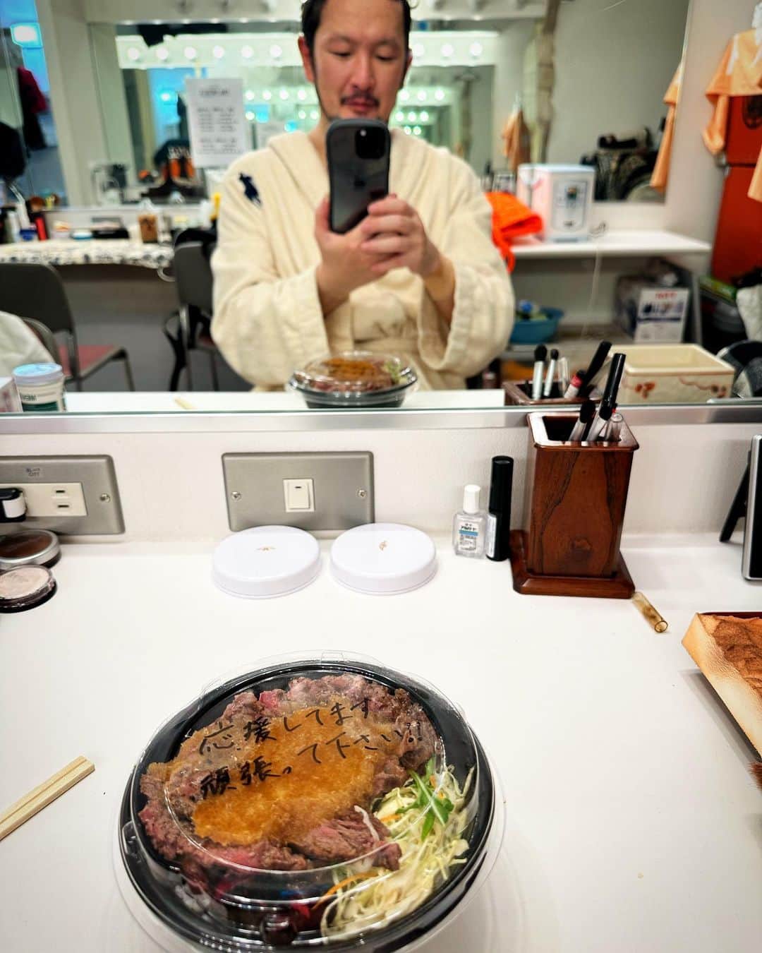 中村獅童のインスタグラム：「本日のキッチンカーランチはビフテキ丼で、メッセージが嬉しいですね。 #ffx歌舞伎  #4月12日迄」