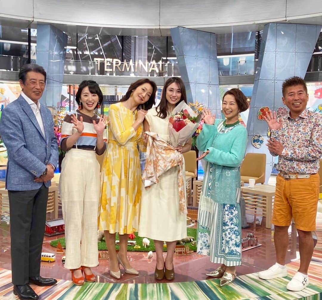 広瀬未花のインスタグラム：「・ 昨日の旅サラダは、 ご覧頂けましたでしょうか？ @tabisalad   約8年間務めさせて頂いた、 旅サラダの最後のスタジオでした！ 昨日で卒業致しました✨  生放送終了後に 神田さん、亜紀さん、勝俣さん、美佳さん、番組のスタッフの皆さんのお顔を見たら涙がブワ〜っと溢れてしまいました。  本当に皆さん温かくて、とにかく笑顔が溢れているスタジオ。 こんな現場にはなかなか出会えないと思います。。 皆さんと長い間ご一緒できたことに、心から感謝しております😭  これまでに番組では17.18ヶ国、 プライベートと合わせると約30ヶ国の世界を旅してきました✈️  世界中の美しい景色、人、文化に触れられたことは、私の一生の財産。 旅の最中は、人も景色も二度とない奇跡的な〝出会い〟の連続でした。  環境・言語・文化が違う人達と、心と心で通じあえた時の喜びや、異国の地で人の優しさ、温かさに触れた時など、旅先だからこそ味わえた感動も沢山ありました。  人は常に、自分や他人の心と共に生きていくもの。。  何に心動かされ、 何を確信し、 何を愛して、 情熱を注いでいけるのか...?  本当に、そんなことを考える きっかけを沢山頂いた8年間でした。  これからも、心を大切にしていきながら ワクワクするようなことに 沢山挑戦していきたいと思います！  写真展は旅サラダの集大成でもあるので 是非、お越しくださいね❤️ 3/22日まで開催で、21日に少しだけ私も店頭におります✨  @wonderphotoshop でお待ちしております✨  番組をご視聴頂き、いつも温かいコメントを下さった皆様 本当にありがとうございました✨✨  最後の衣装は→アキラナカ❤️ @akiranaka.official   #旅サラダ #卒業 #ありがとうございました✨」