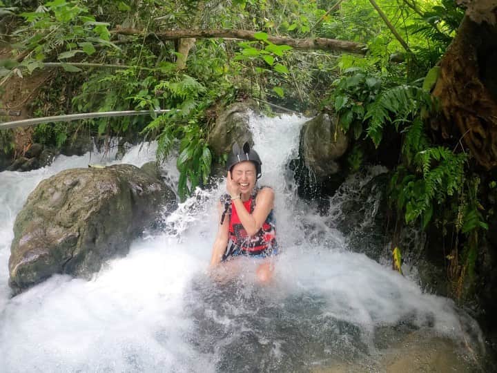 橋本真依のインスタグラム：「・ 🫧🫧🫧🫧🫧 ⁡ セブ島日記🤍day2.5 ツアーに参加して 『ジンベイザメ&カワサン滝ツアー』へ。 ⁡ ずっと前にストーリーにも載せた 13mの崖からのジャンプ動画🤣🤣🤣 ロケでもないのに身体はってみました！笑 ガチ泣きしていますっ🤍😂 ⁡ なにかあったらいけないから現地のおじちゃんが 中で潜水して待ってくれてるみたい。 そんなの気にもできなかった必至の私は 現地の言葉でめちゃくちゃ「はよ来い😡」と 叫ばれています！笑 わたしのタイミングで飛びたかった〜🥺😭 そして今となってはあんだけごねたのに もう一回飛びたいーーー❣️ってなっています！ 飛び込み選手ってほんとリスペクト。 ⁡ 余談ですが、、、 芸人ほっしゃんの10年前くらいの10mから 飛び込み動画もめっちゃ面白いからみてほしい🤣 ほんまにすごいから🤩🤩🤩 ⁡ ⁡ 去年の夏に初めてやった滝行も もう一回ここでできました❣️^ ^ 本当にもう一回挑戦したいな〜🤍 ⁡ ⁡ Thank you for⁡@namiki.golf  ⁡ 📍カワサン滝/Kawasan Falls Canyoneering Santander - Barili - Toledo Rd, Badian, 6031 Cebu, フィリピン ⁡ ⁡ ⁡ ⁡ ⁡ ⁡ #セブ島 #カワサン滝 #女子旅 #オスロブ ⁡#kawasanfalls  #cebuphilippines  ⁡ ⁡ ⁡」