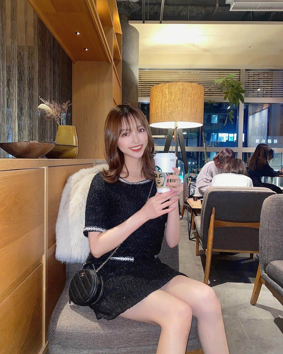 石川晶子（あきぽよ）さんのインスタグラム写真 - (石川晶子（あきぽよ）Instagram)「ストーリーで質問コーナーしたら もっと更新してくださいって 結構きてたから写真撮りました😹🌼  スタバのホワイトモカ無脂肪だいすき☺︎ 決まってこれか抹茶フラペ。。  更新頻度最近低いけど飽きずにみてね🥹  #ワンピースコーデ #ワンピ#ブラックコーデ #コーディネート#ツイードワンピ#ツイード #すたば#スターバックスコーヒー #カフェ時間」3月19日 16時13分 - i_am____aki